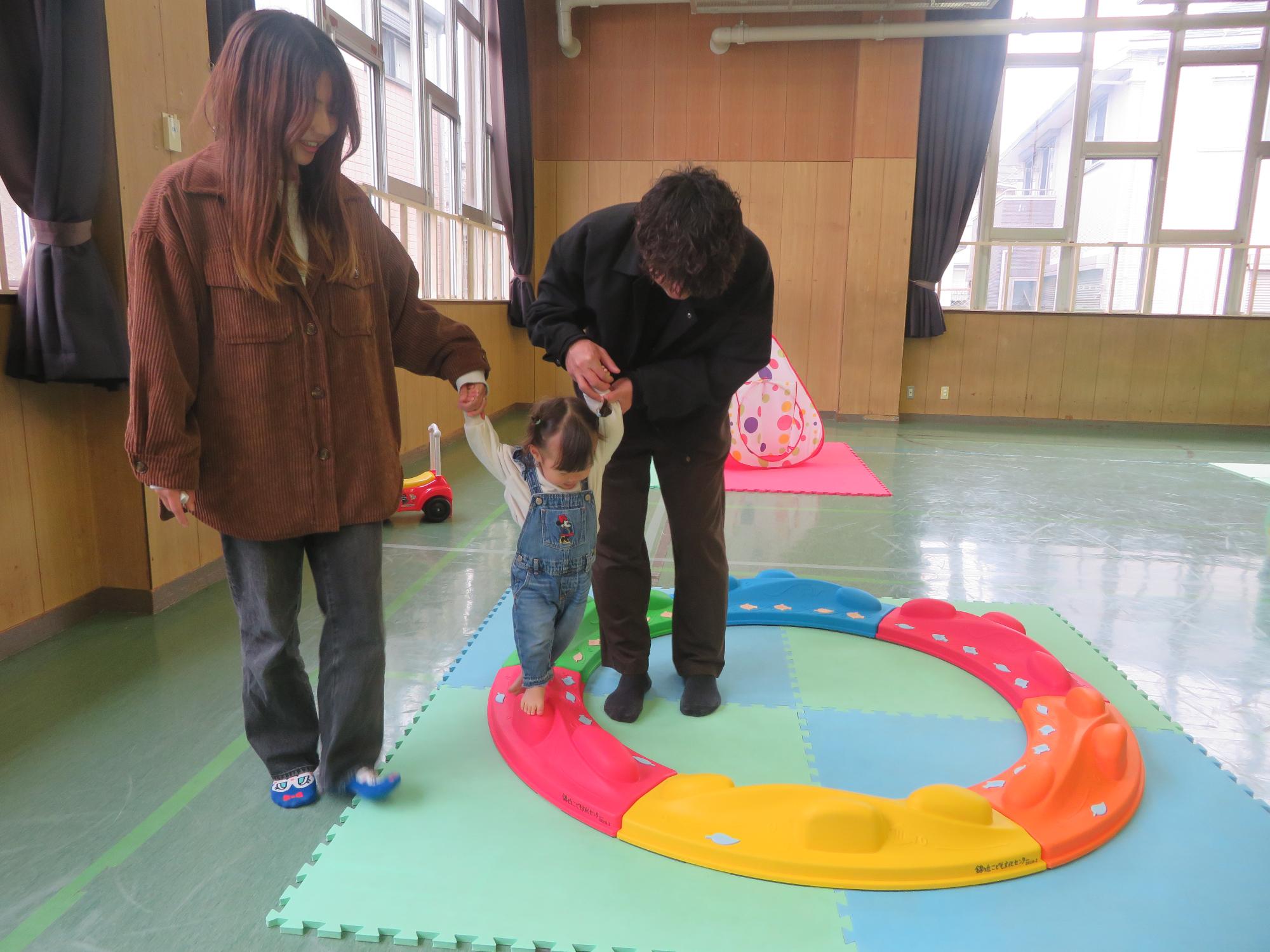 親子で遊んでいる写真