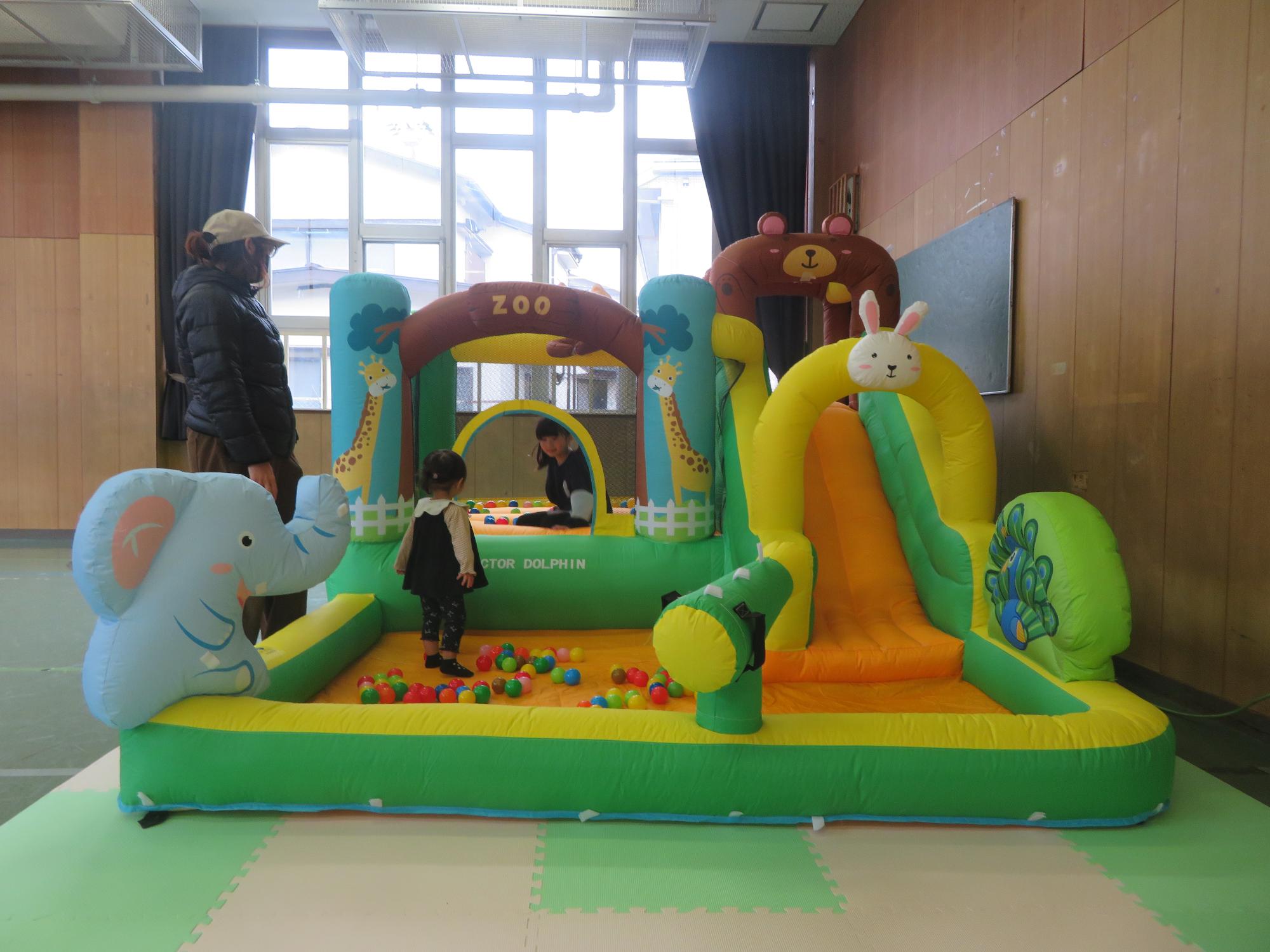 大型遊具で遊んでいる写真