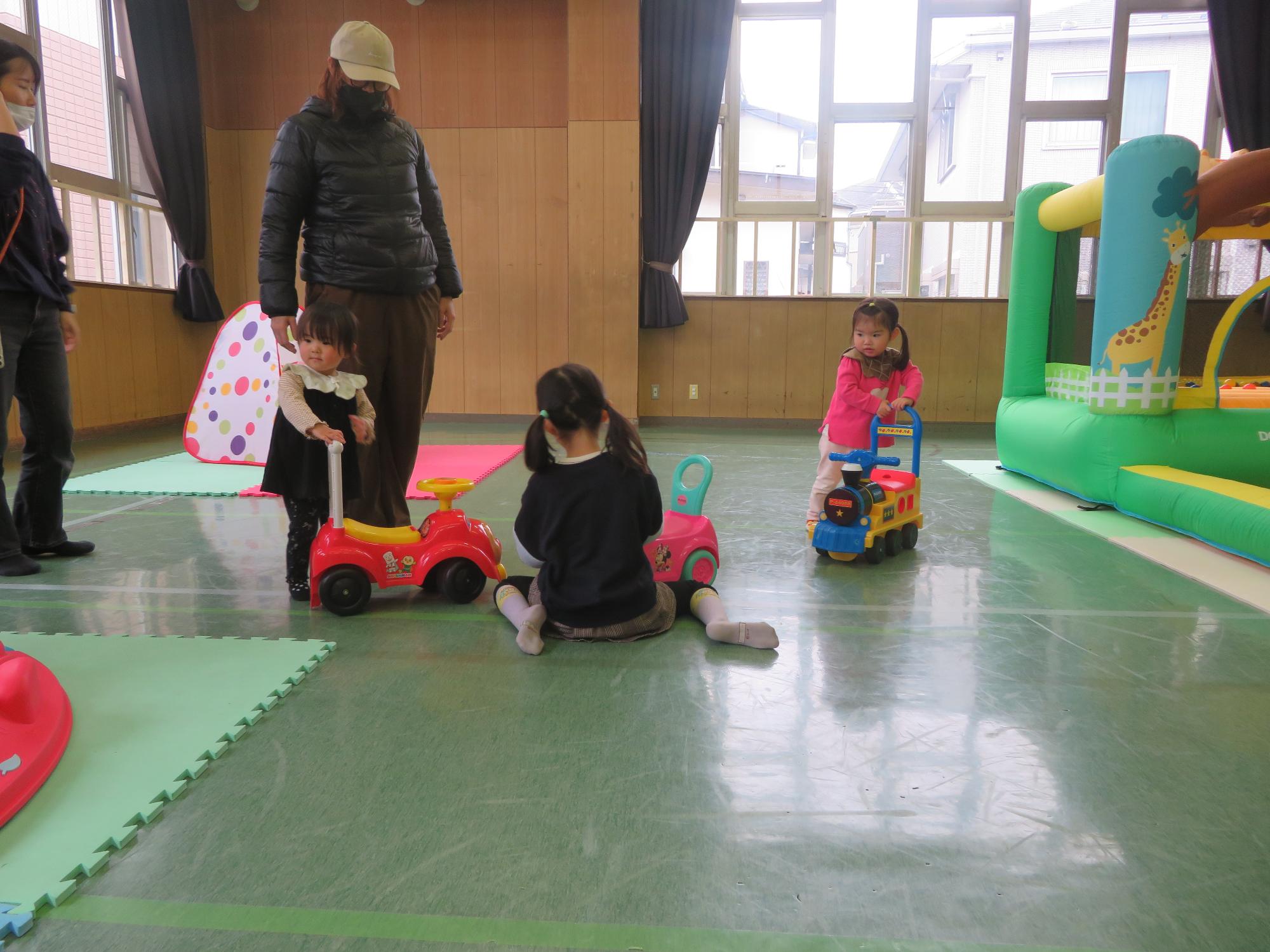 車で遊んでいる写真