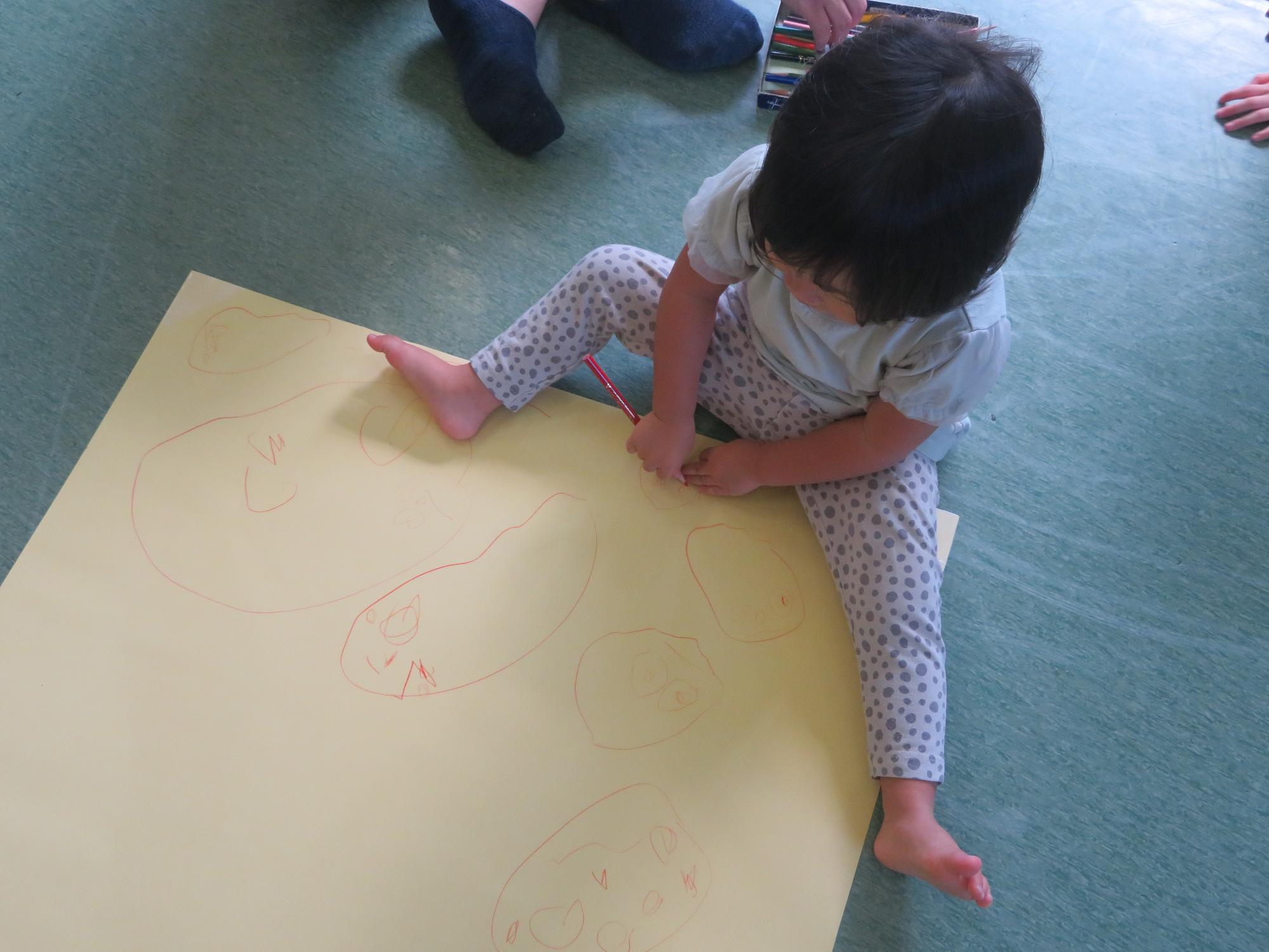 お絵描きを楽しむ幼児の写真