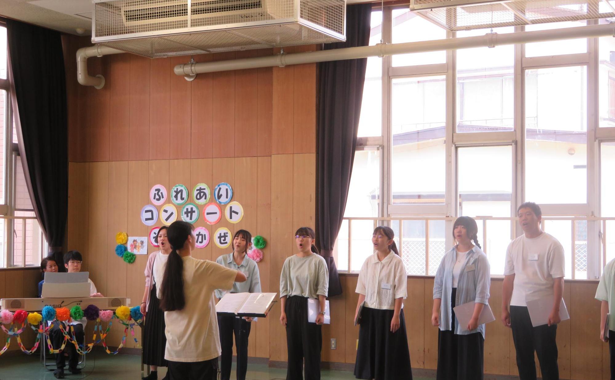 合唱を披露する音楽共創プロジェクトそよかぜの皆さんの写真
