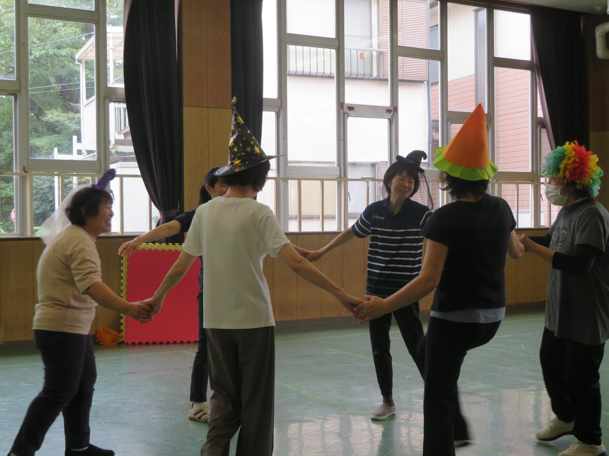 手をつないで輪になっている参加者の様子の写真