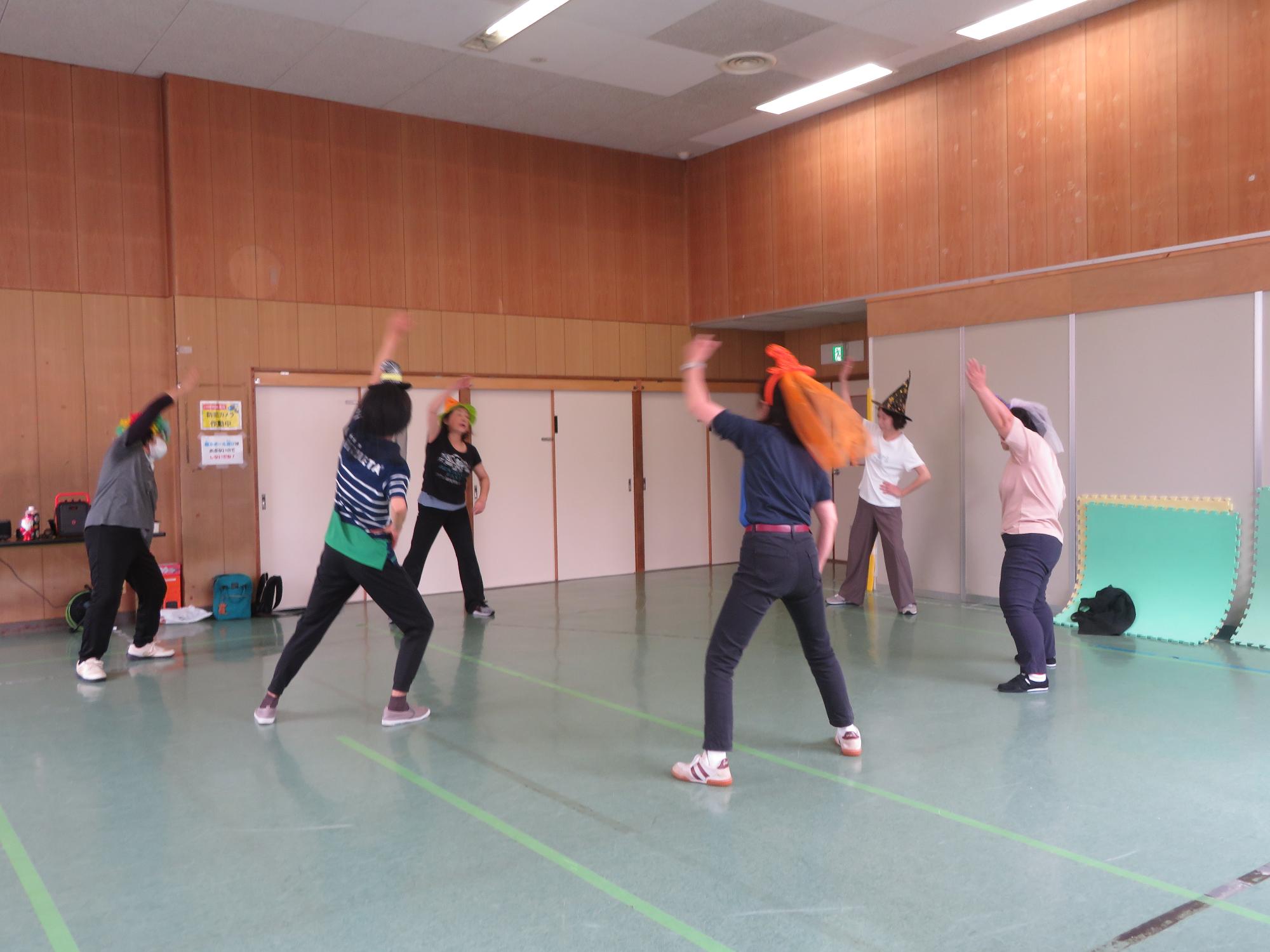 ダンスを楽しむ参加者の様子の写真