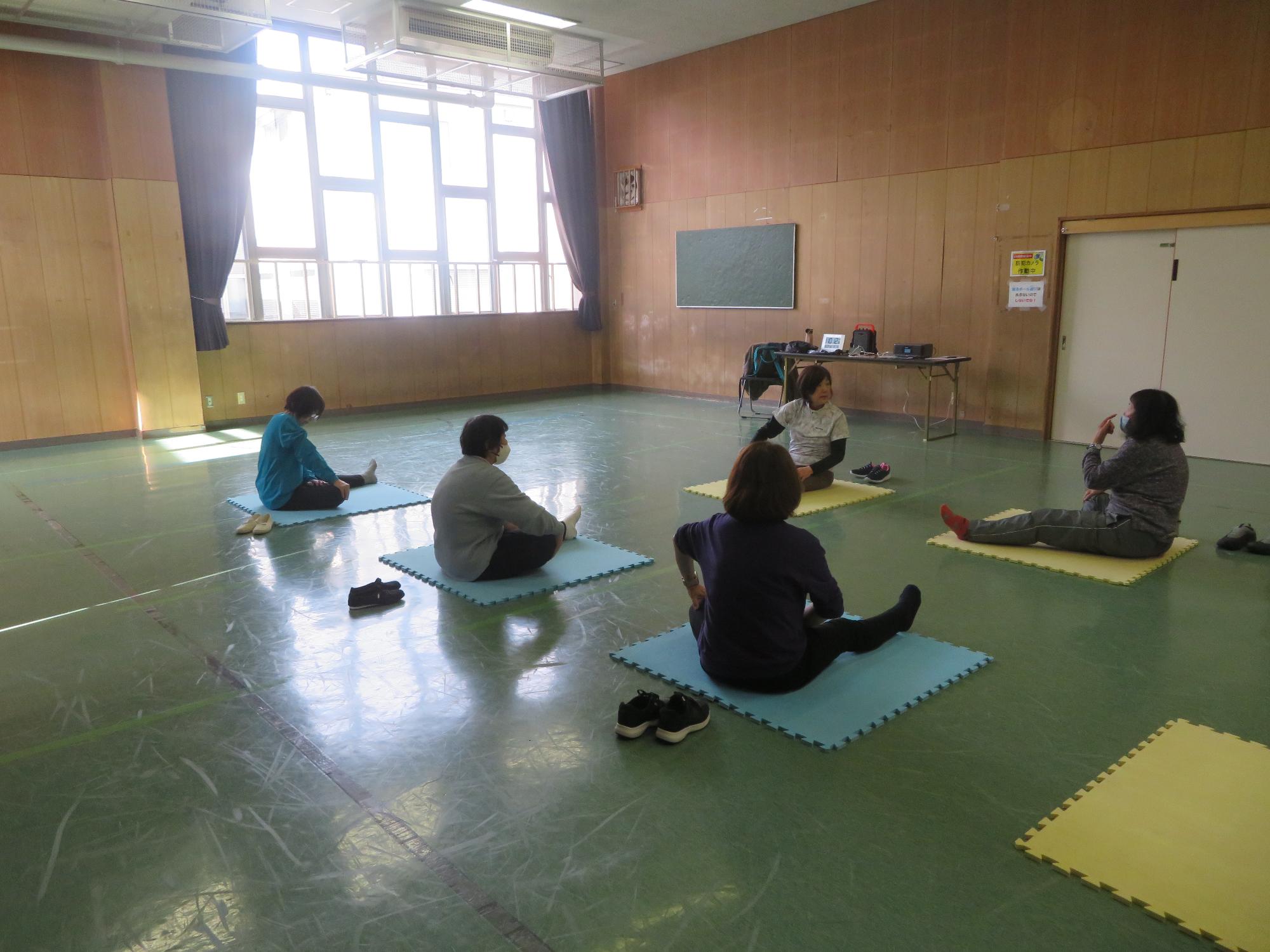 体を伸ばしている様子の写真