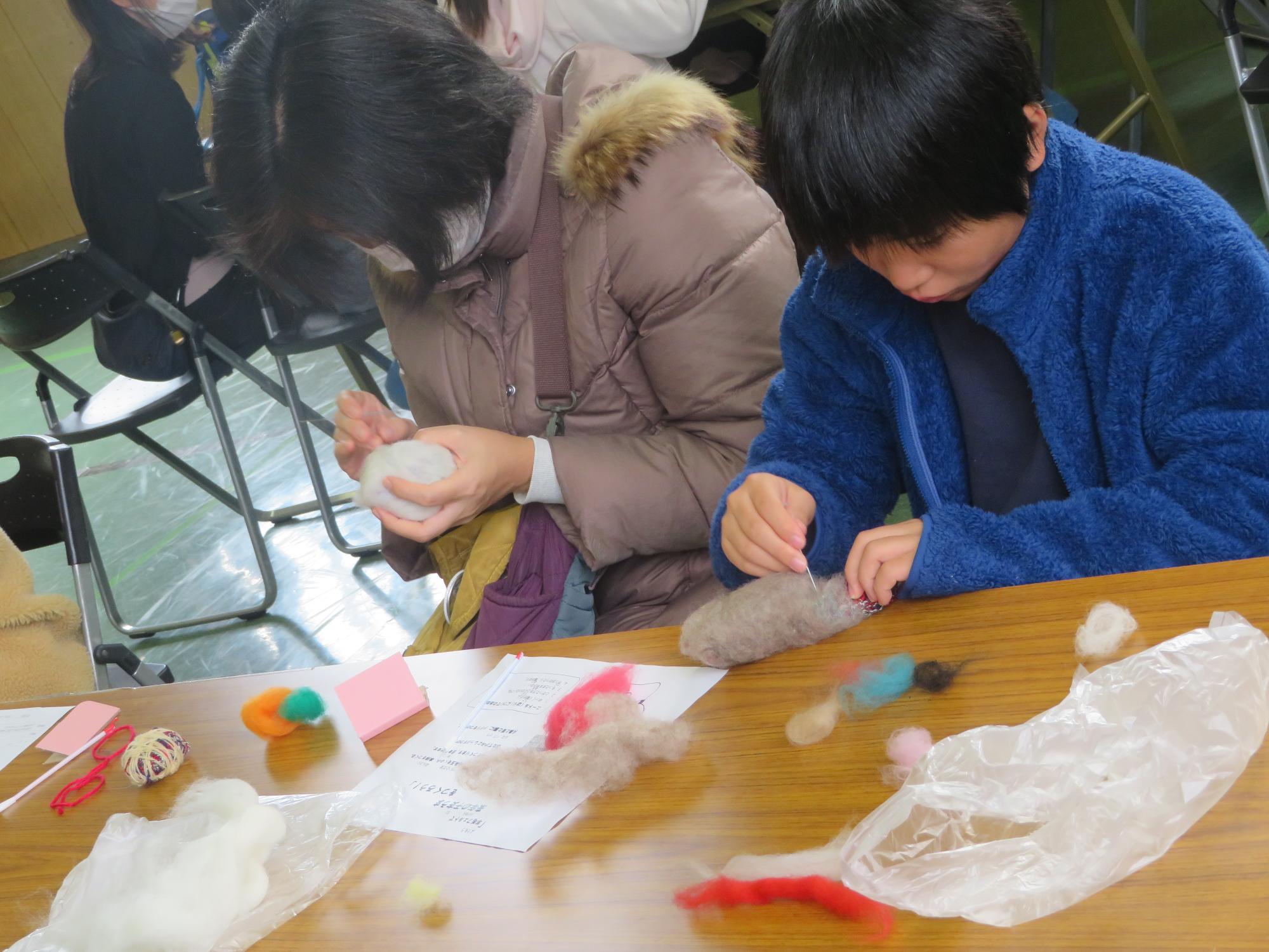 保護者と一緒に作業をする参加者の写真