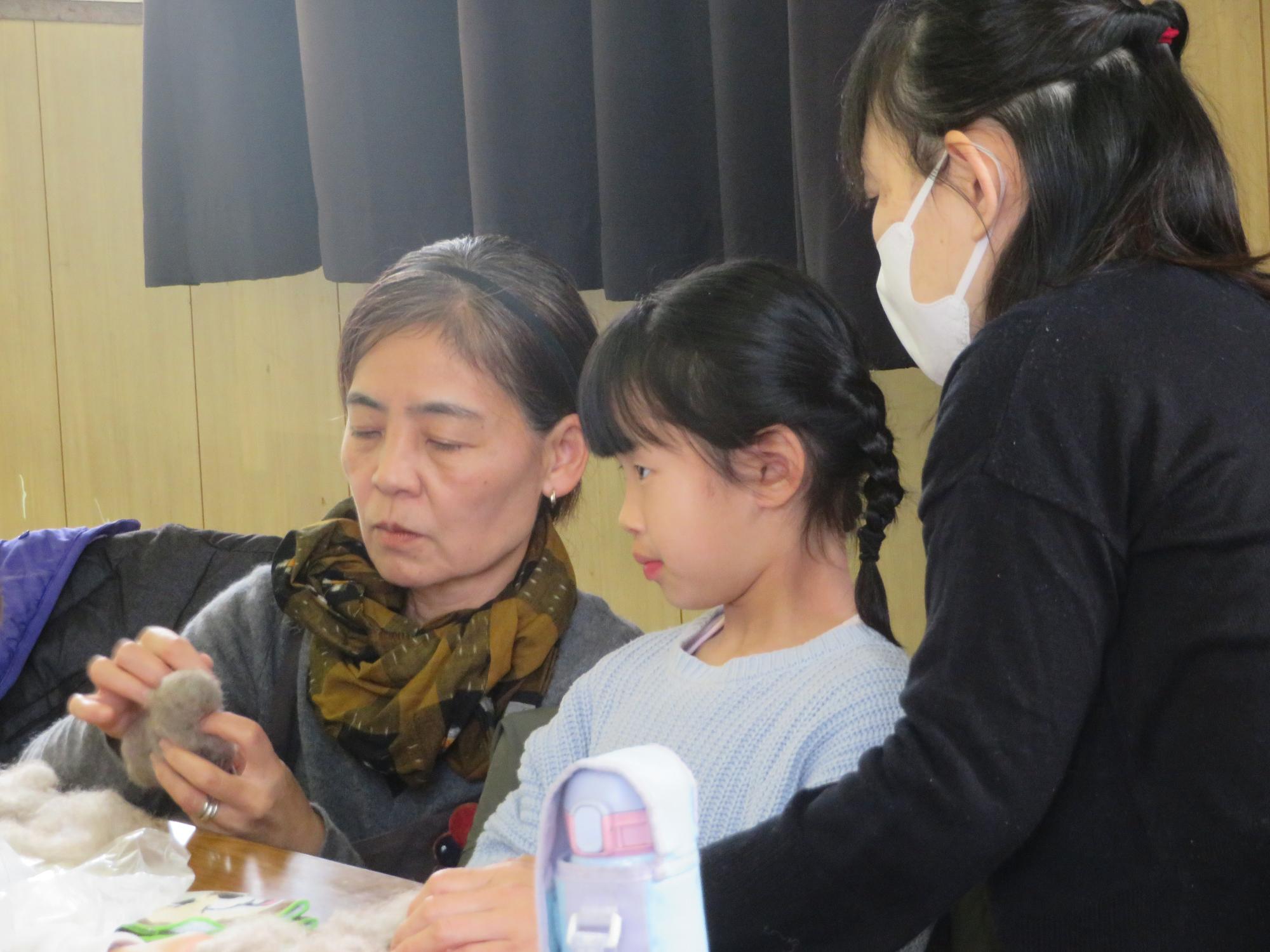 講師に教わりながら作業を進める参加者親子の写真
