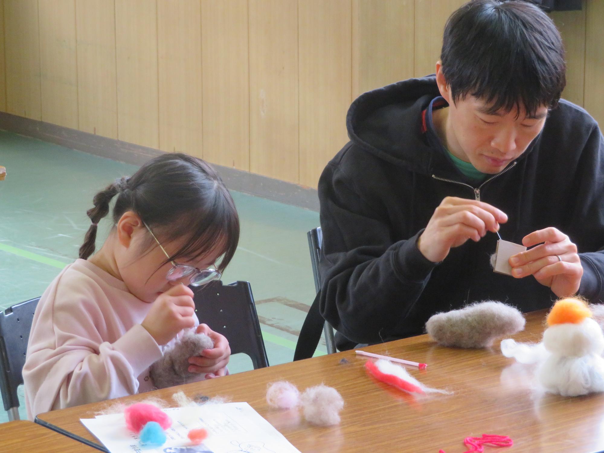 馬を作る参加者親子の写真