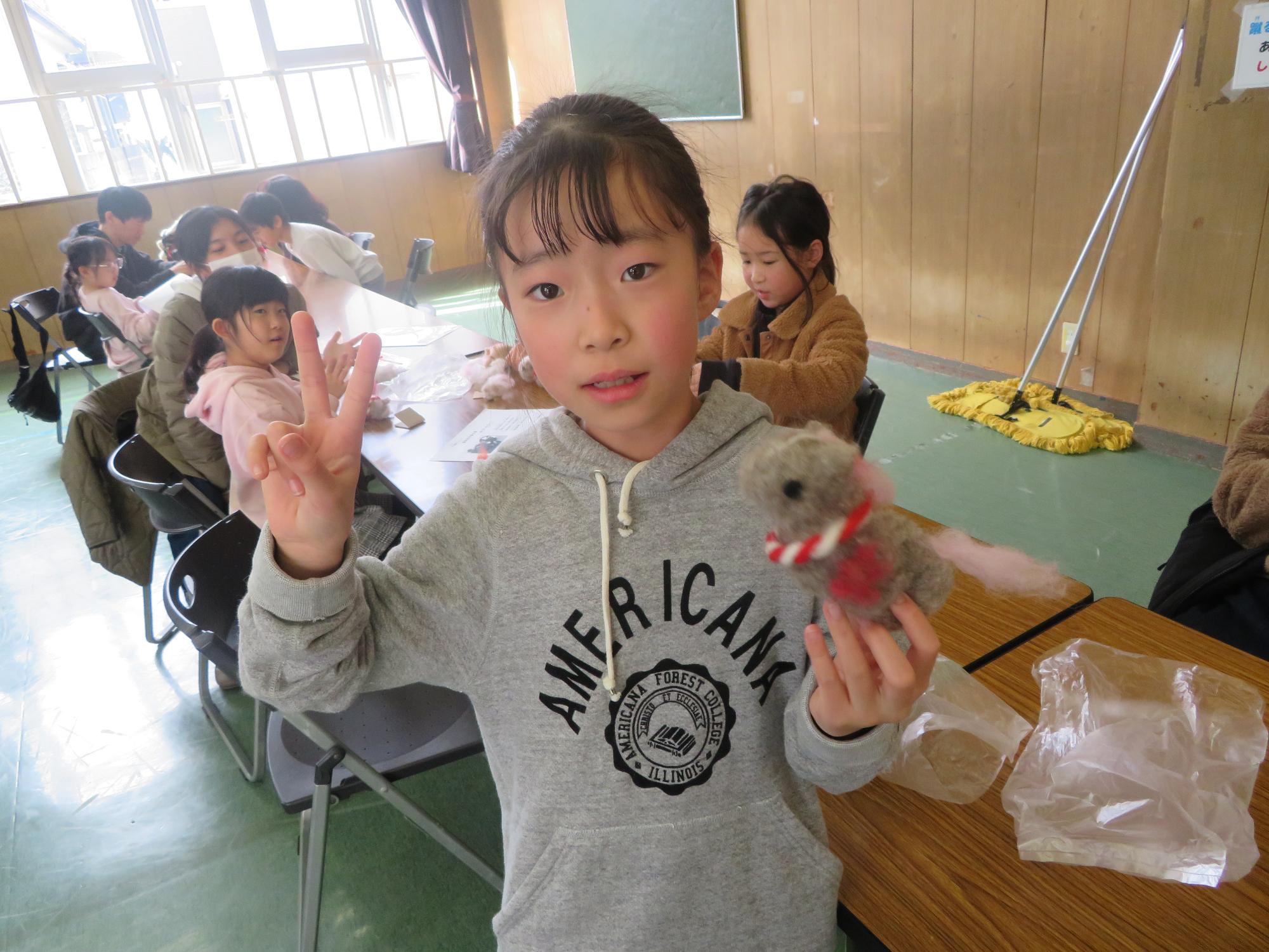 完成作品を持つ児童の写真