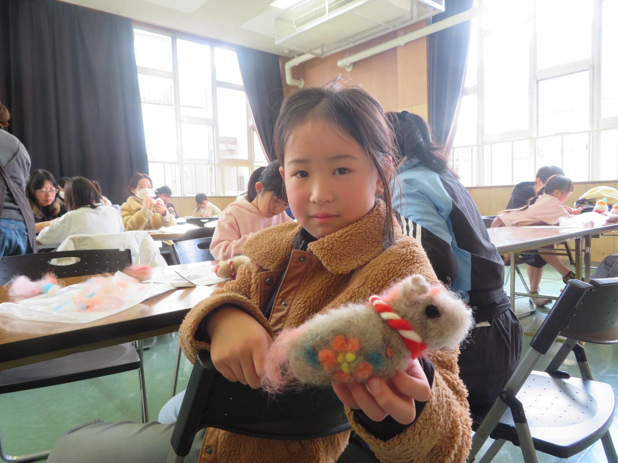 完成作品を持つ児童の写真