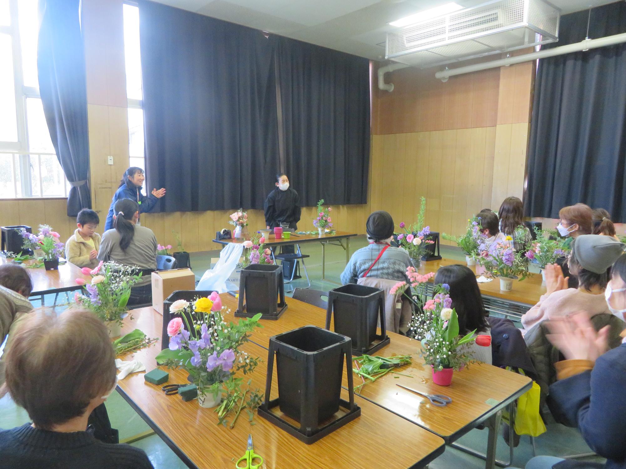 講師紹介をしている写真