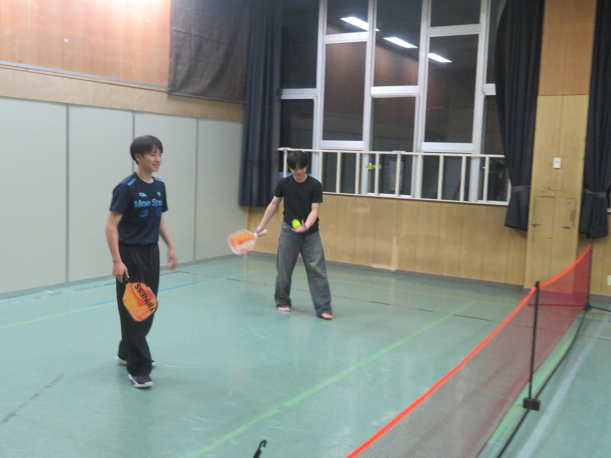 ピックルボール対戦をしている写真