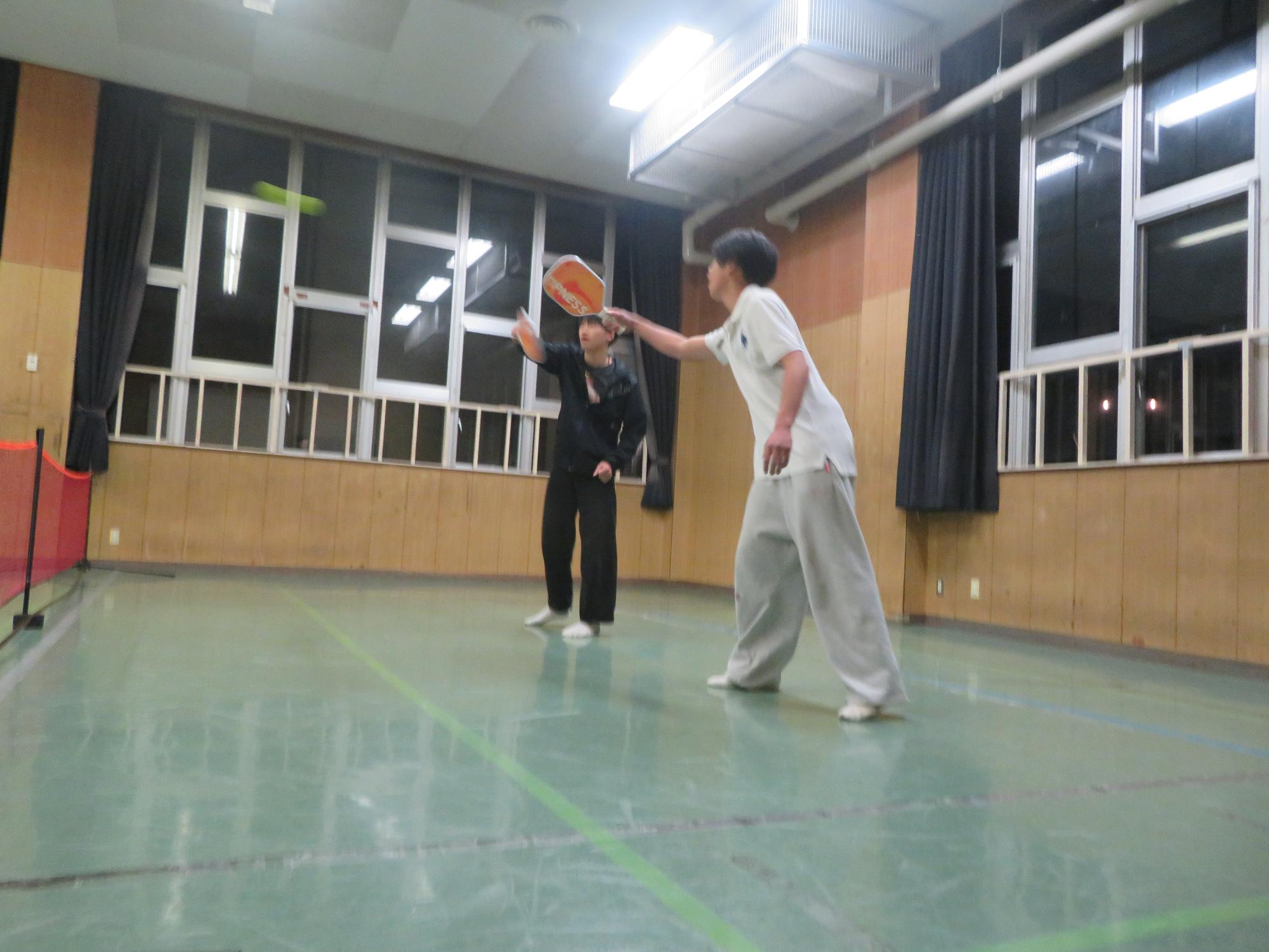 ピックルボール対戦をしている写真