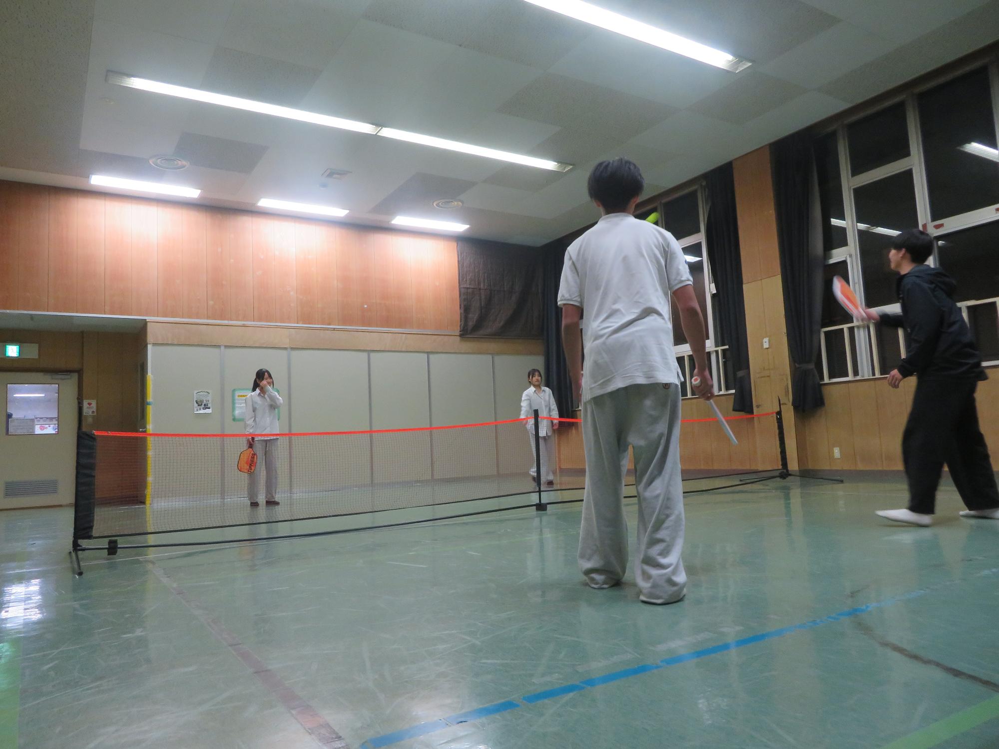 ピックルボール対戦をしている写真