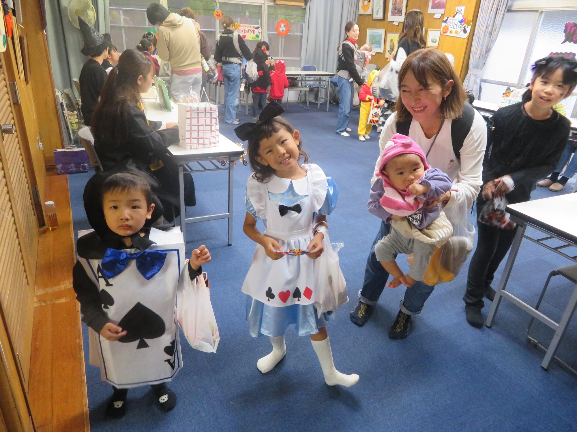 姉弟で同一作品の仮装をしているこどもたちの写真