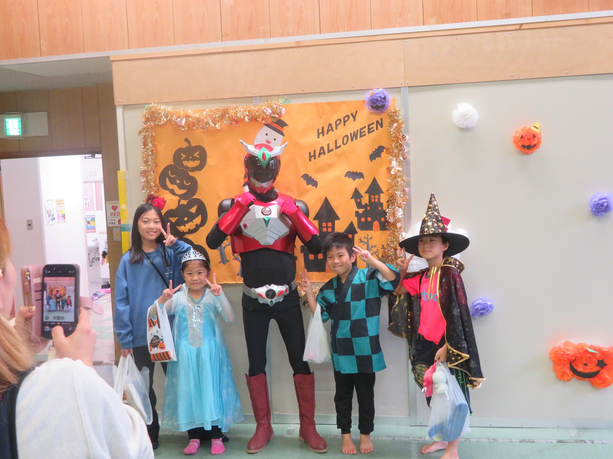 イクターと記念撮影をするこどもたちの写真