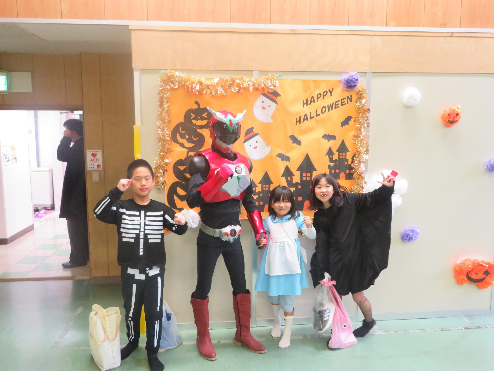 イクターと記念撮影をするこどもたちの写真