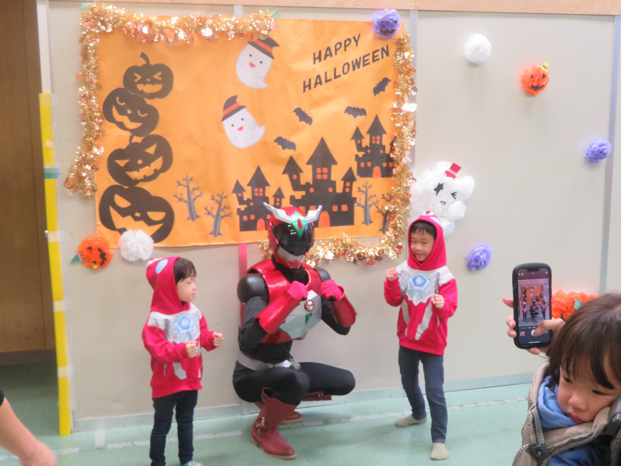 イクターと記念撮影をするこどもたちの写真