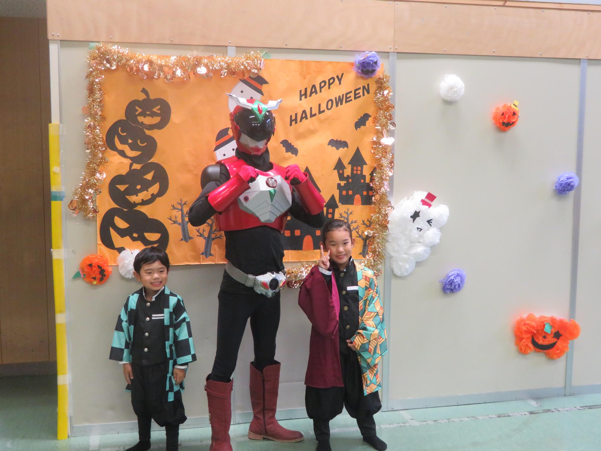 アニメキャラクターの仮装をしたこどもたちとイクターの写真