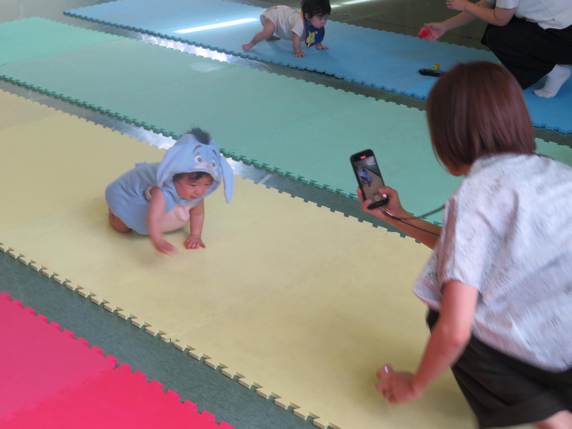 レース中の選手と保護者の写真