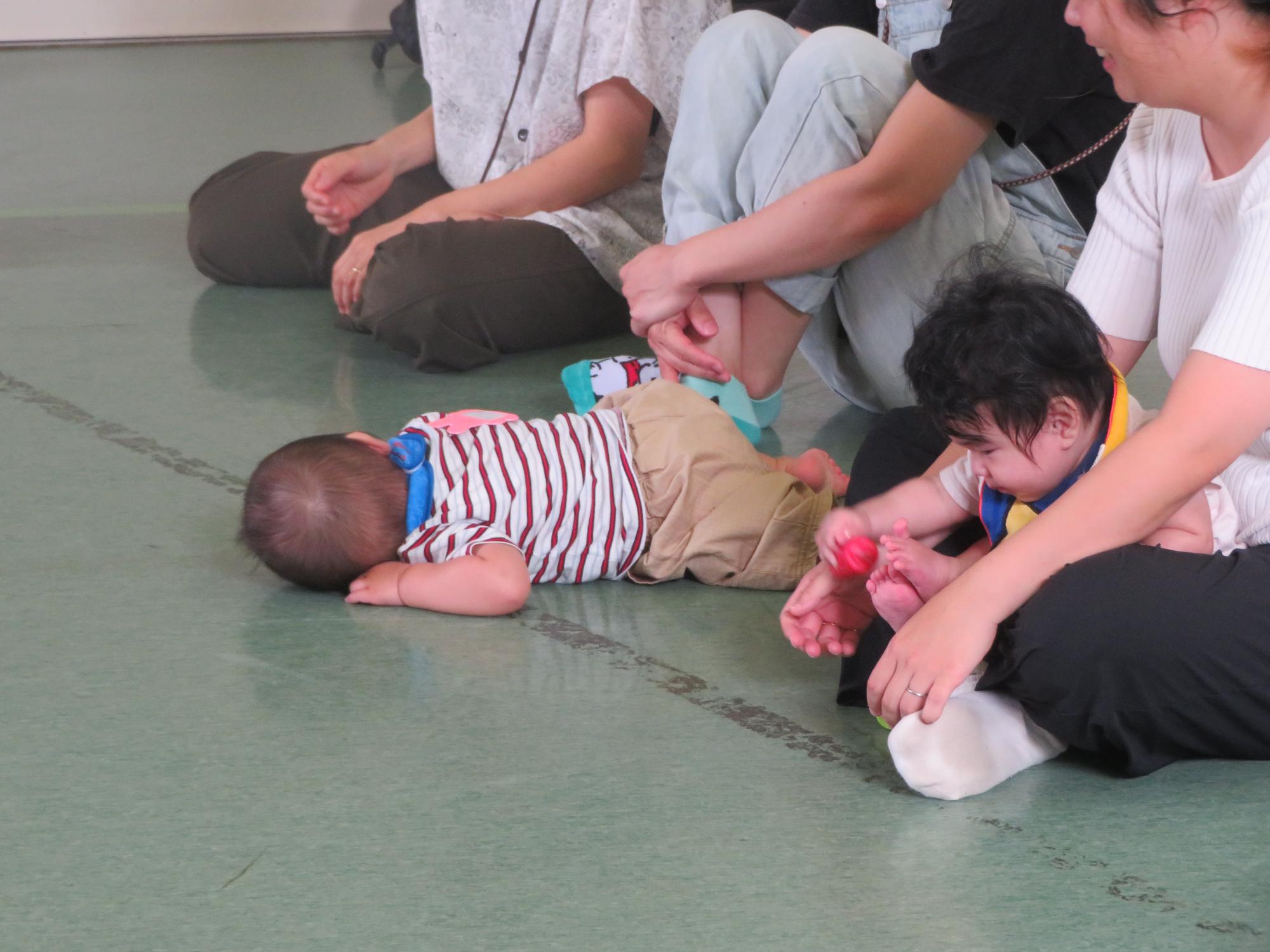 レース後お疲れ気味の選手の様子の写真