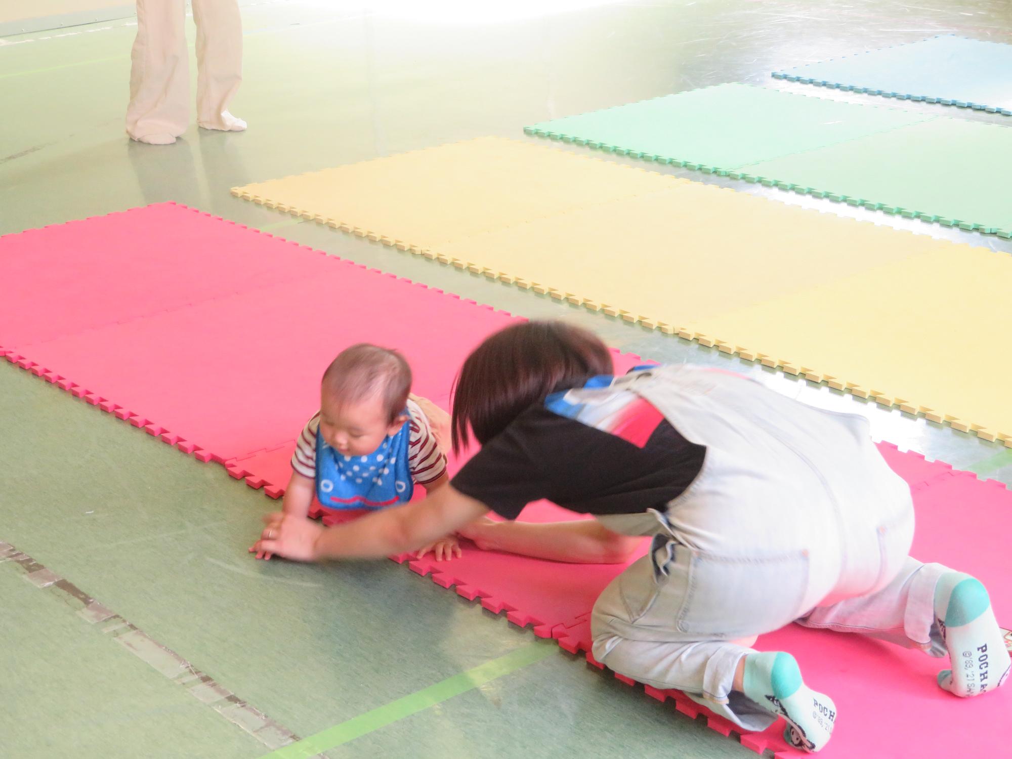 脱線する選手と軌道修正をはかる保護者の様子の写真