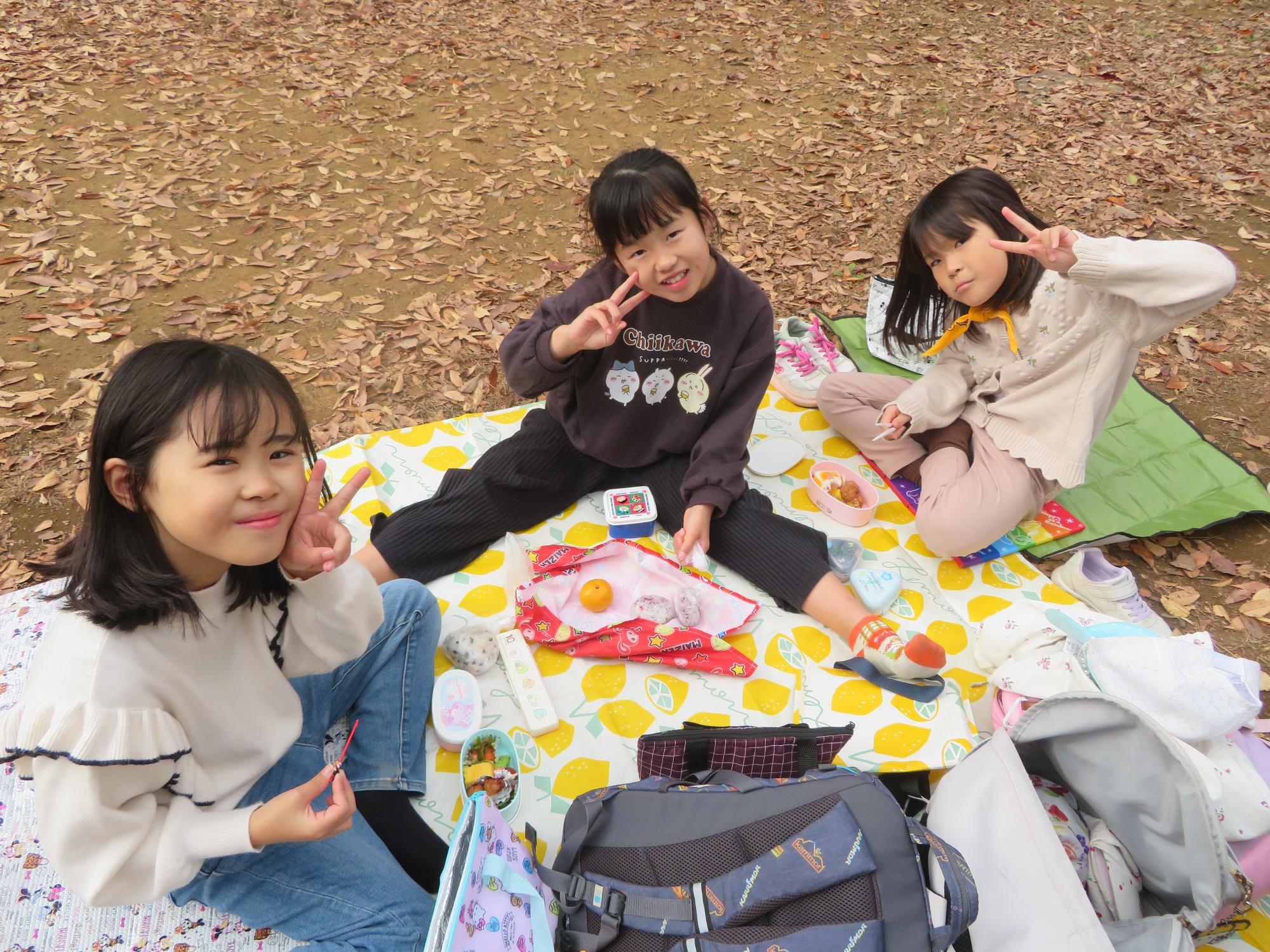 お昼ご飯を食べている写真