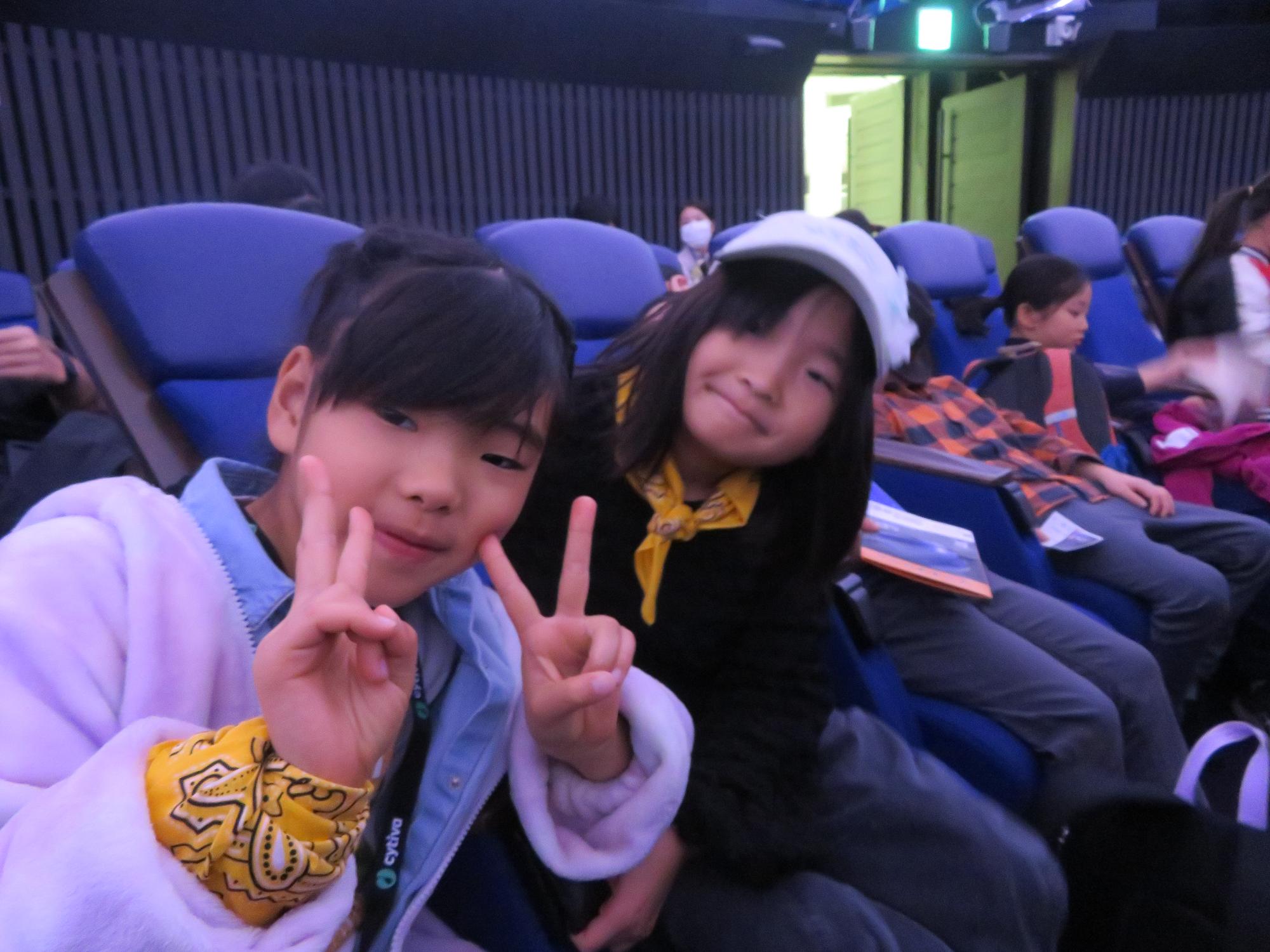 これからプラネタリウムを見る写真