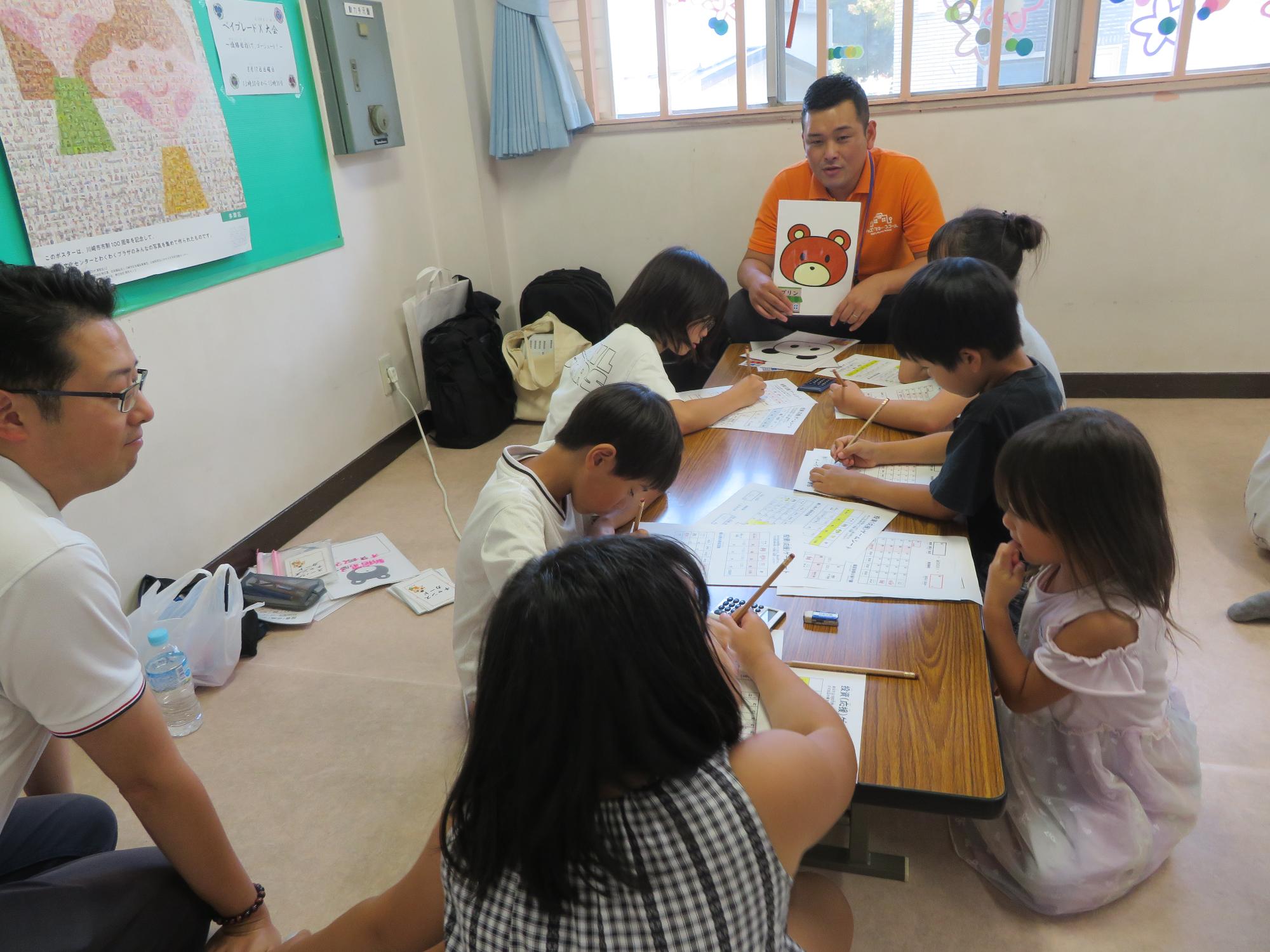 ワークシートに取り組む小学生の写真