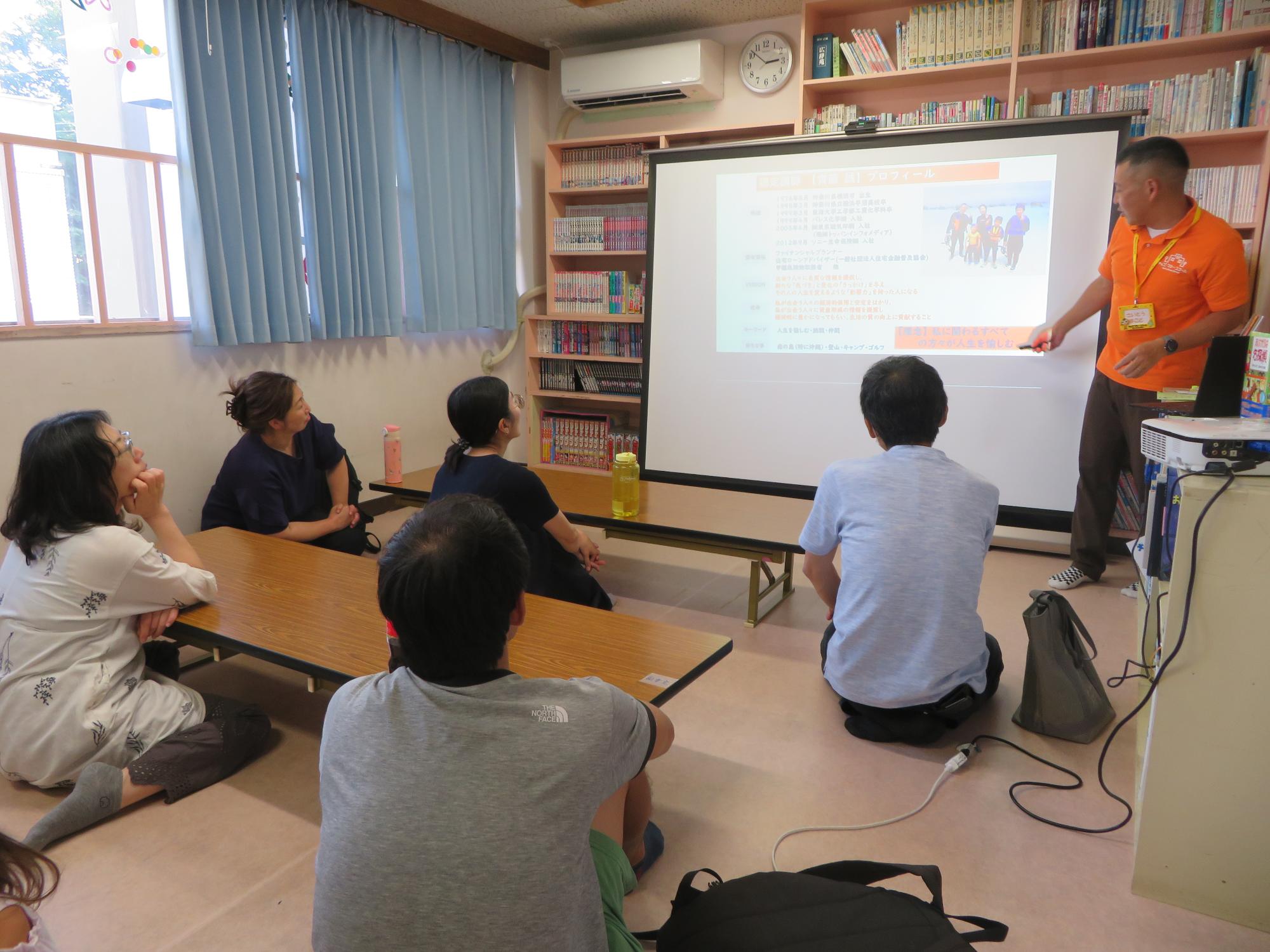 大人向け講義を聞く保護者の写真