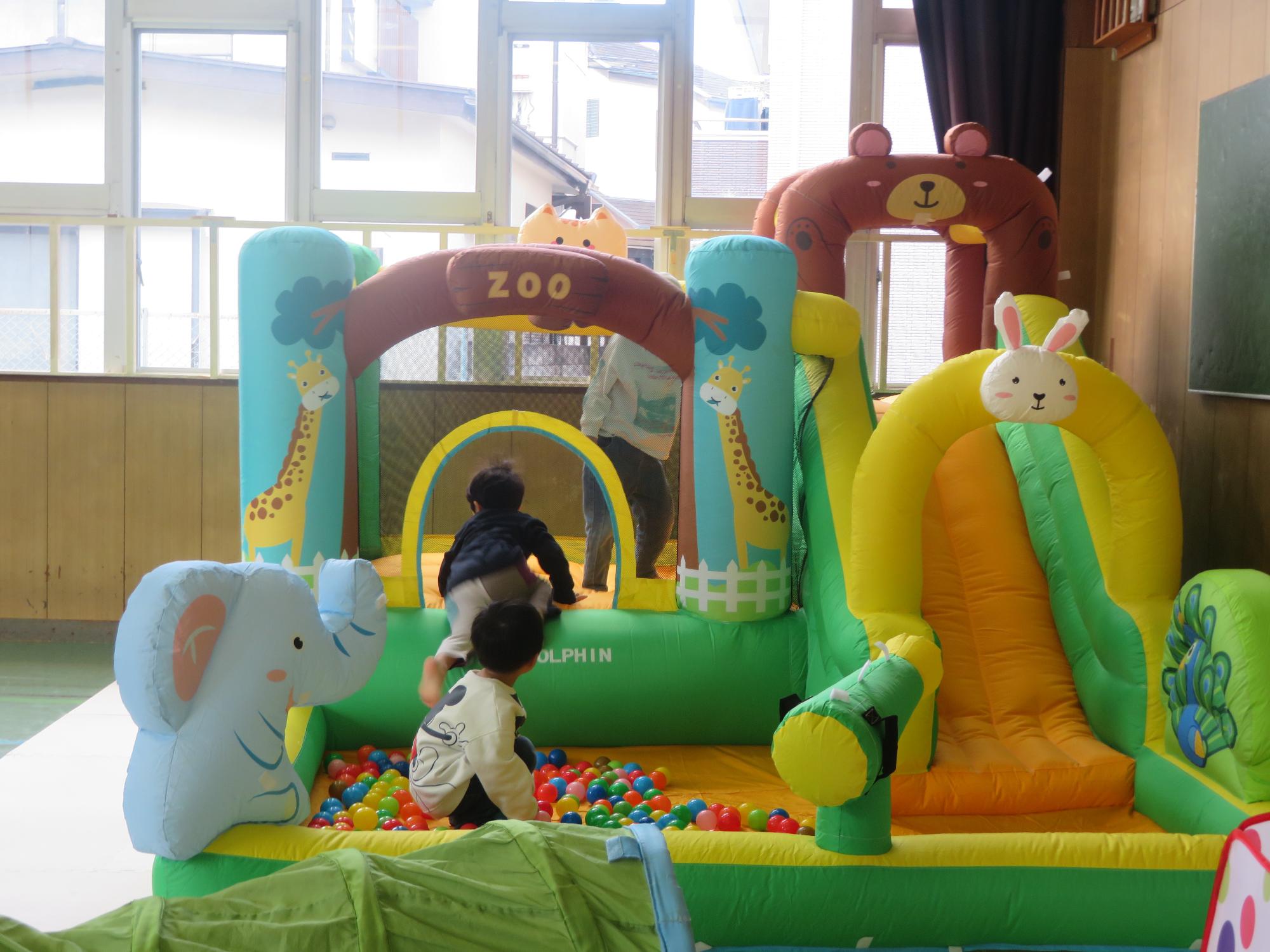 大型遊具で思い切り遊ぶ幼児たちの写真