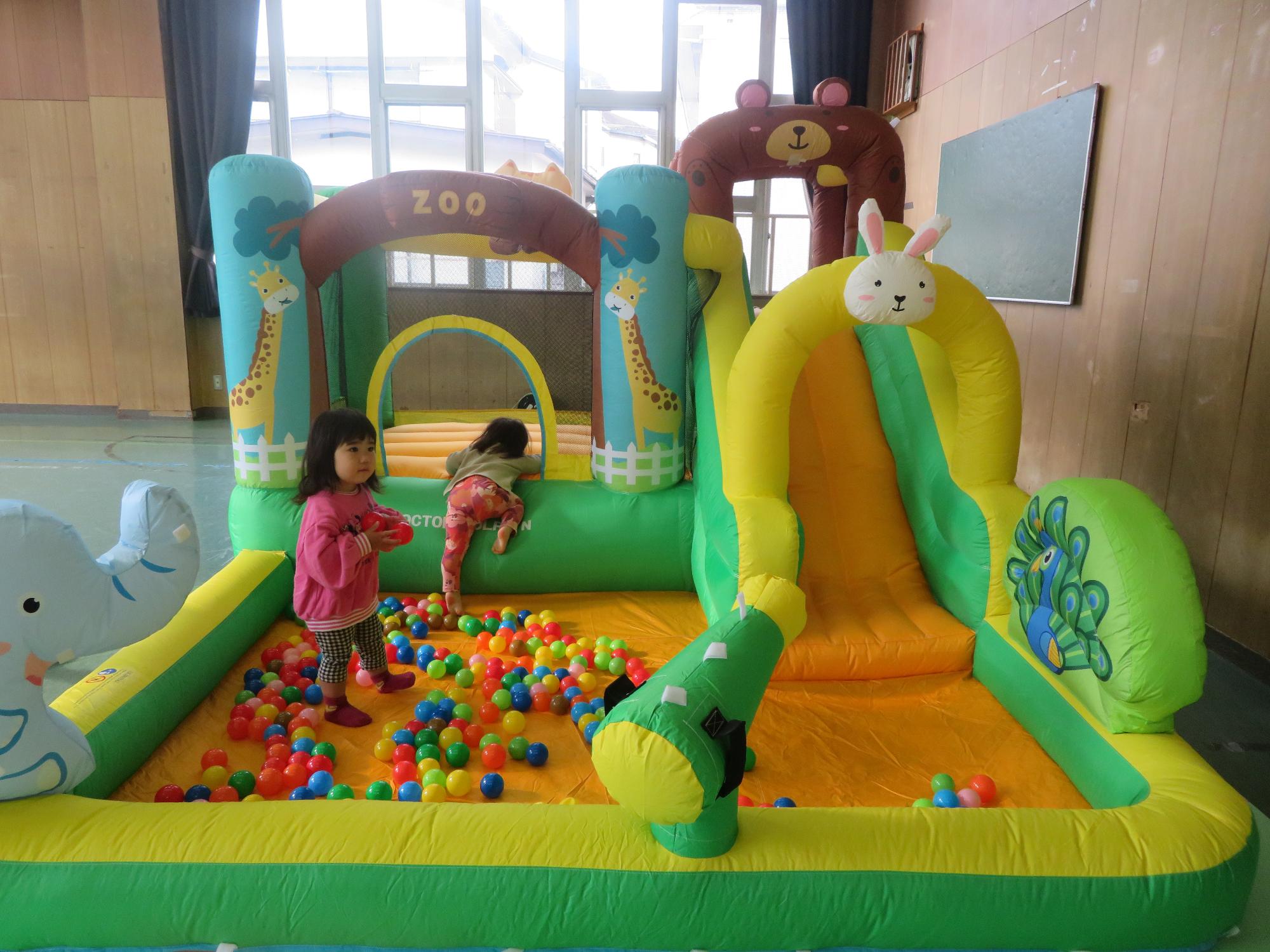 大型エア遊具で遊ぶ幼児の写真