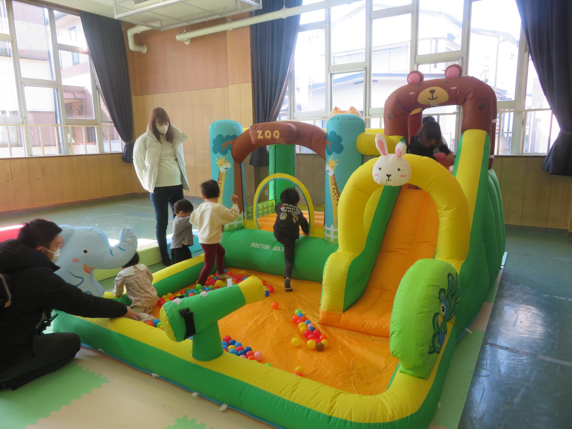 大型エア遊具で遊んでいる様子