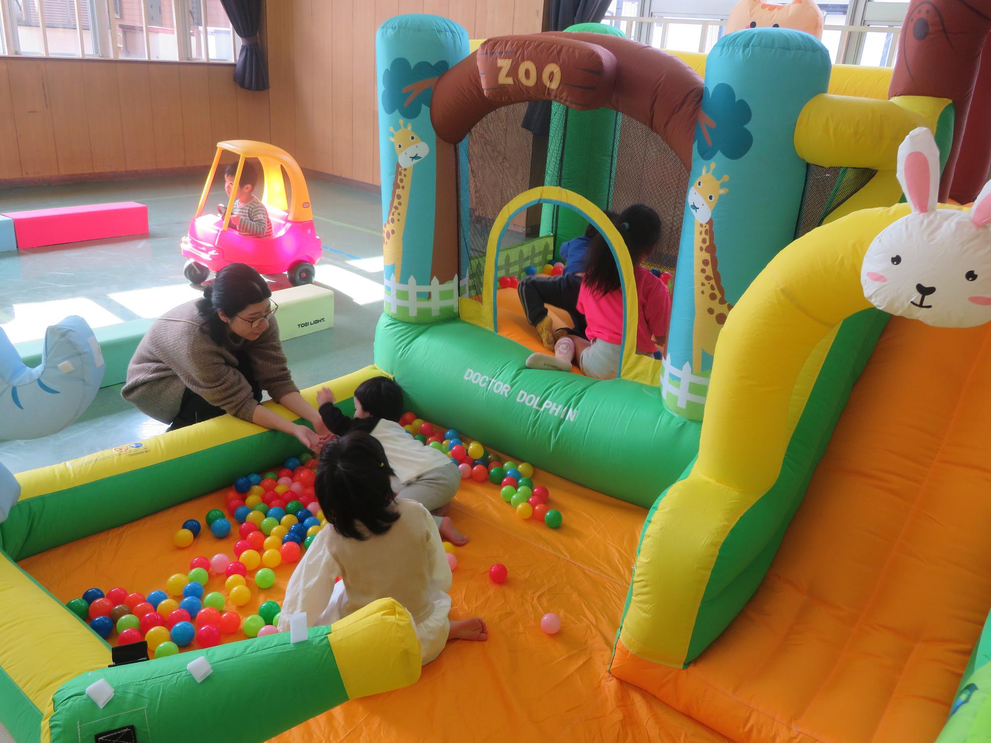 幼児親子が遊んでいる様子の写真