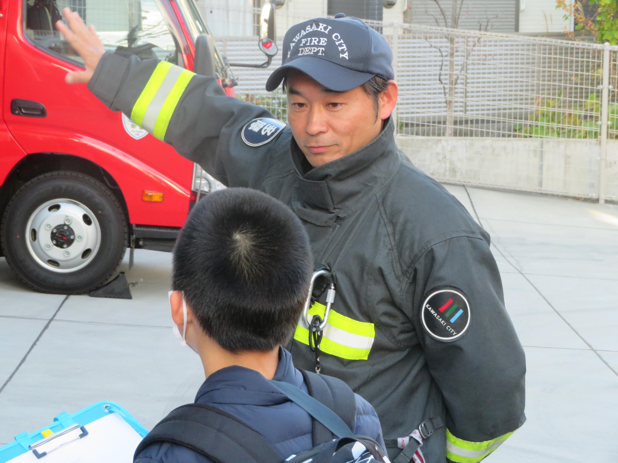 インタビュー中の児童とお答えしてくださった消防署の方の写真