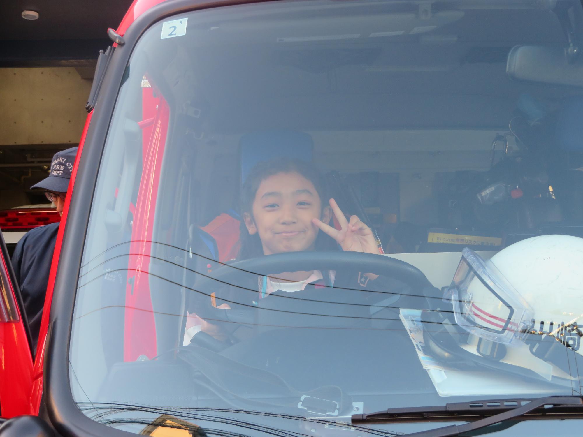 消防車に乗せてもらった児童の写真