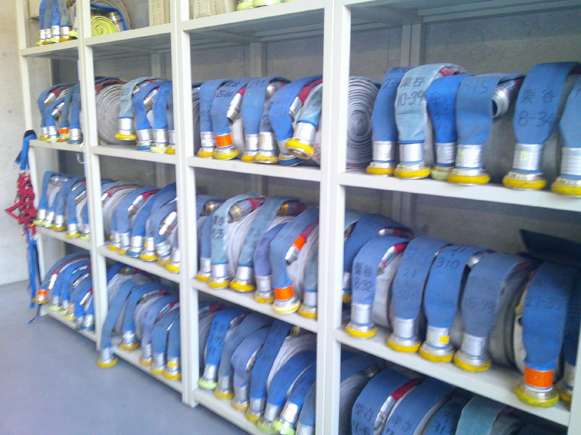 綺麗に並べられたホースの写真