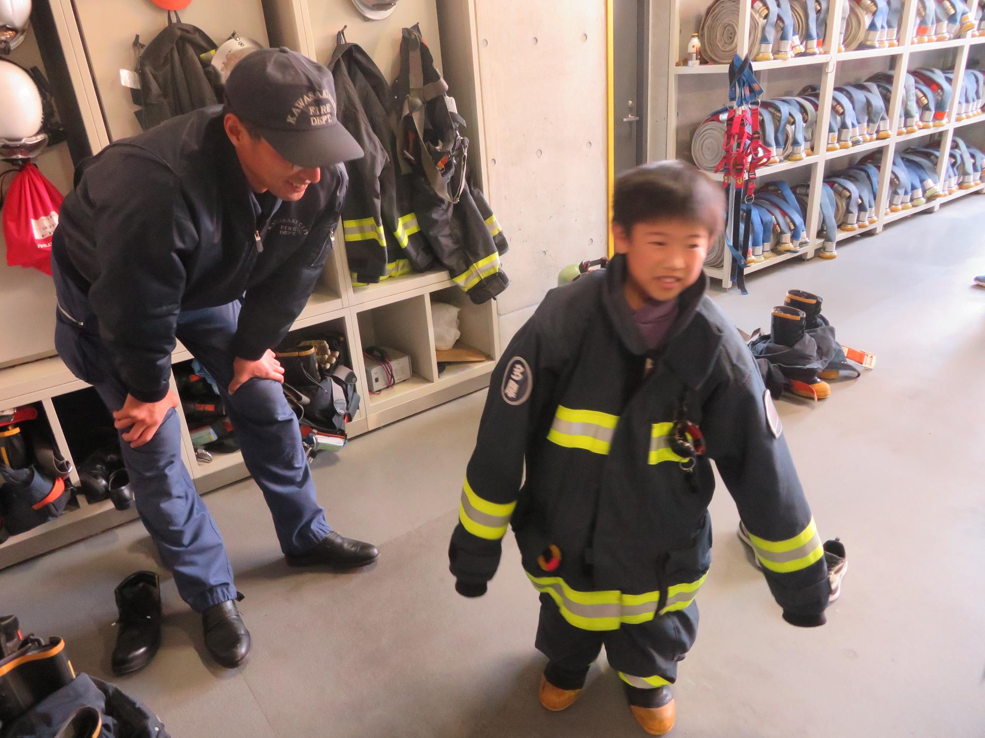 実際に活動される際の衣服を着させていただいた児童の写真