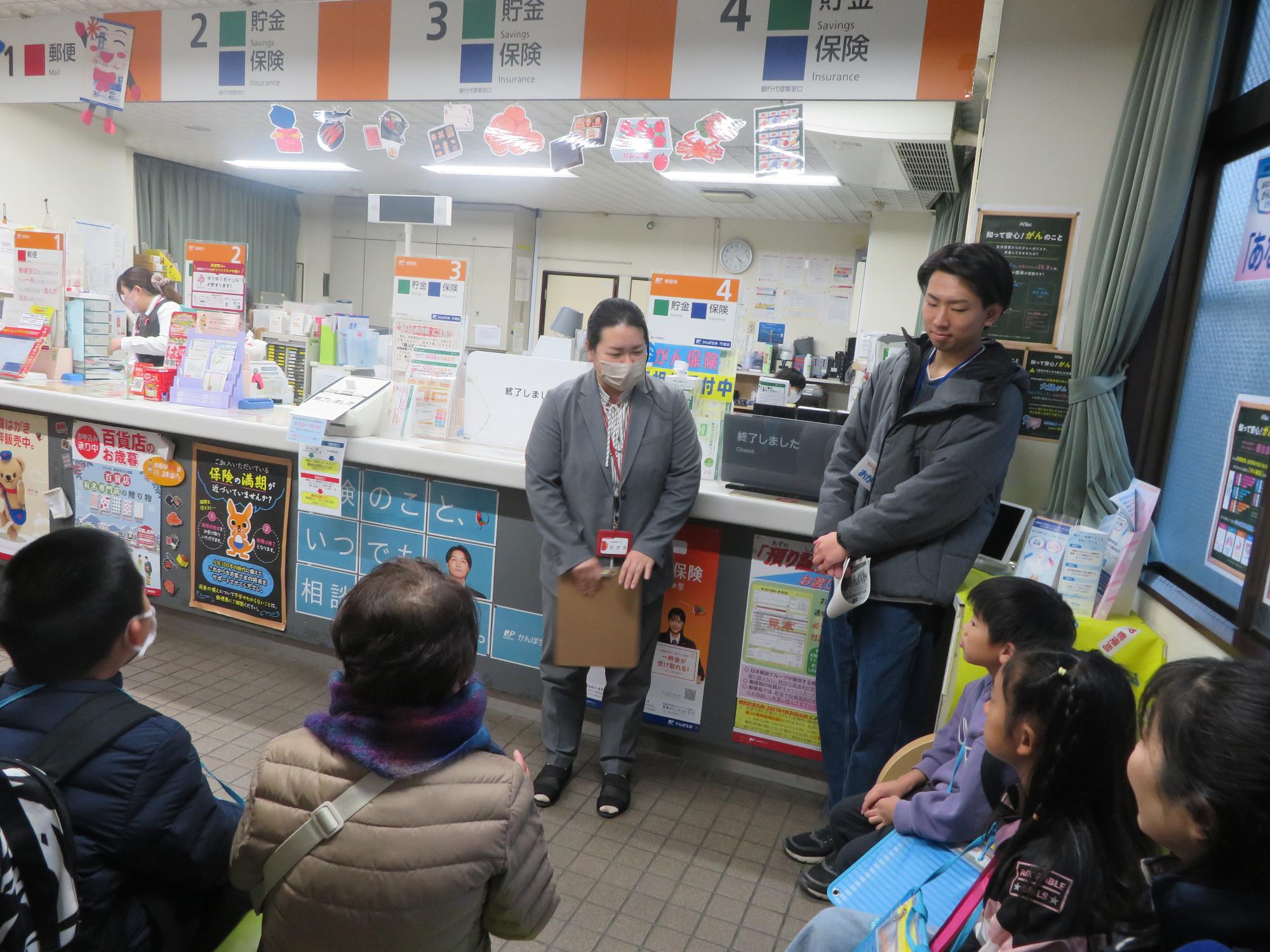 郵便局にてインタビュー中の写真