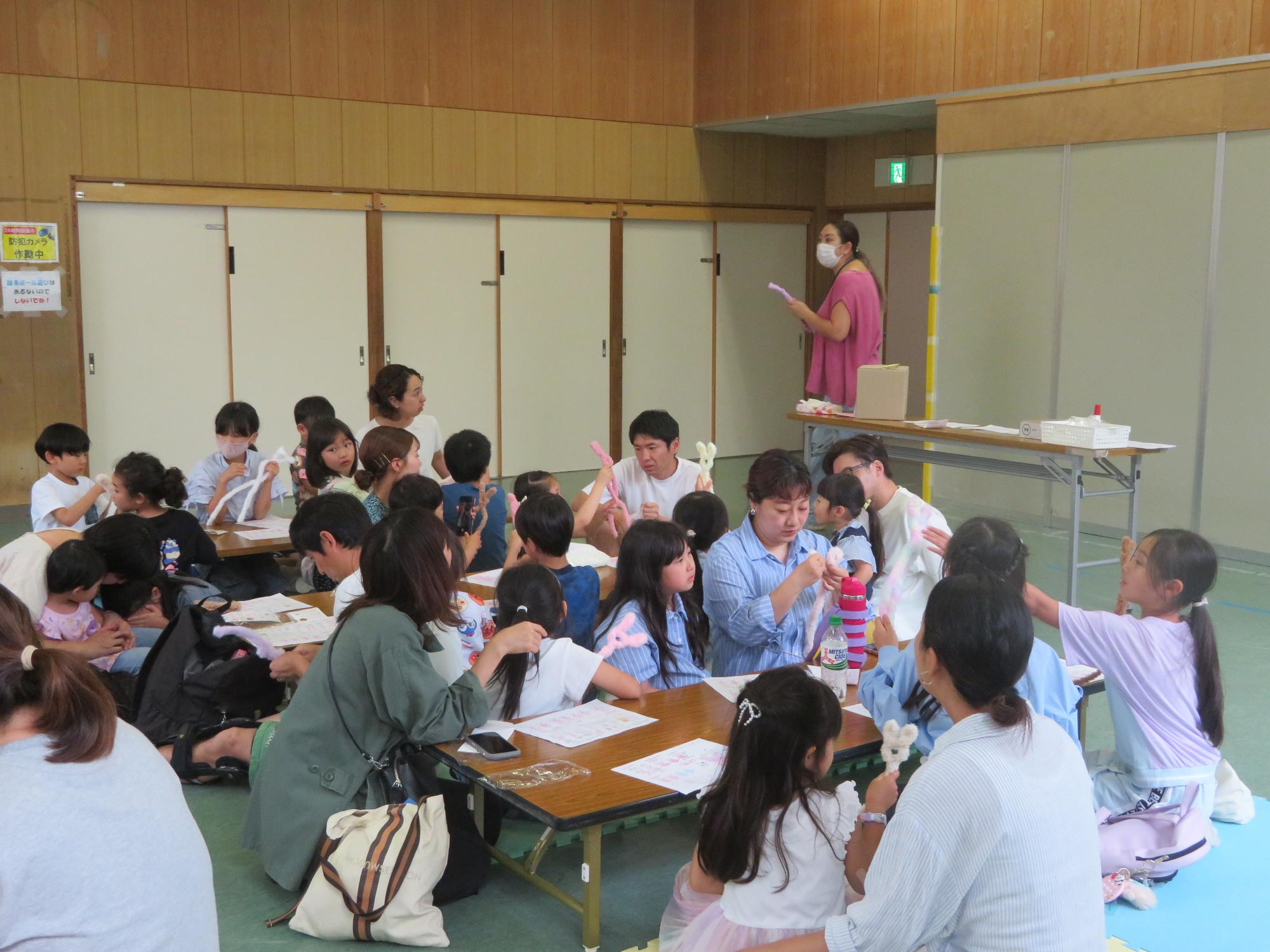 大盛況の集会室の写真