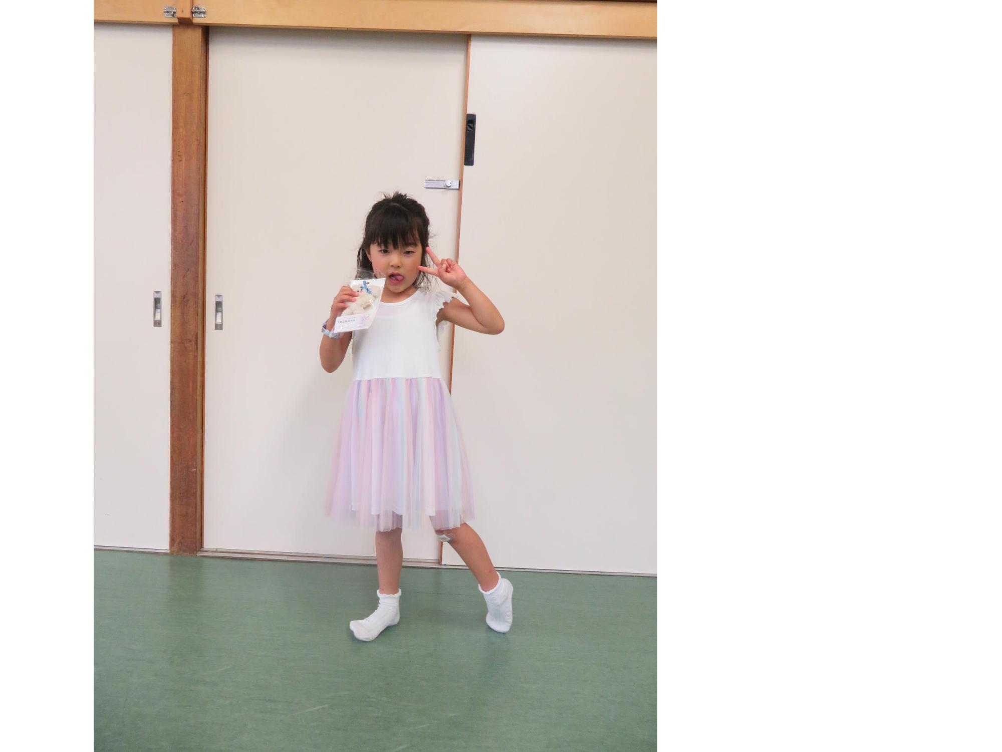 完成作品とポーズを決めたこどもの写真