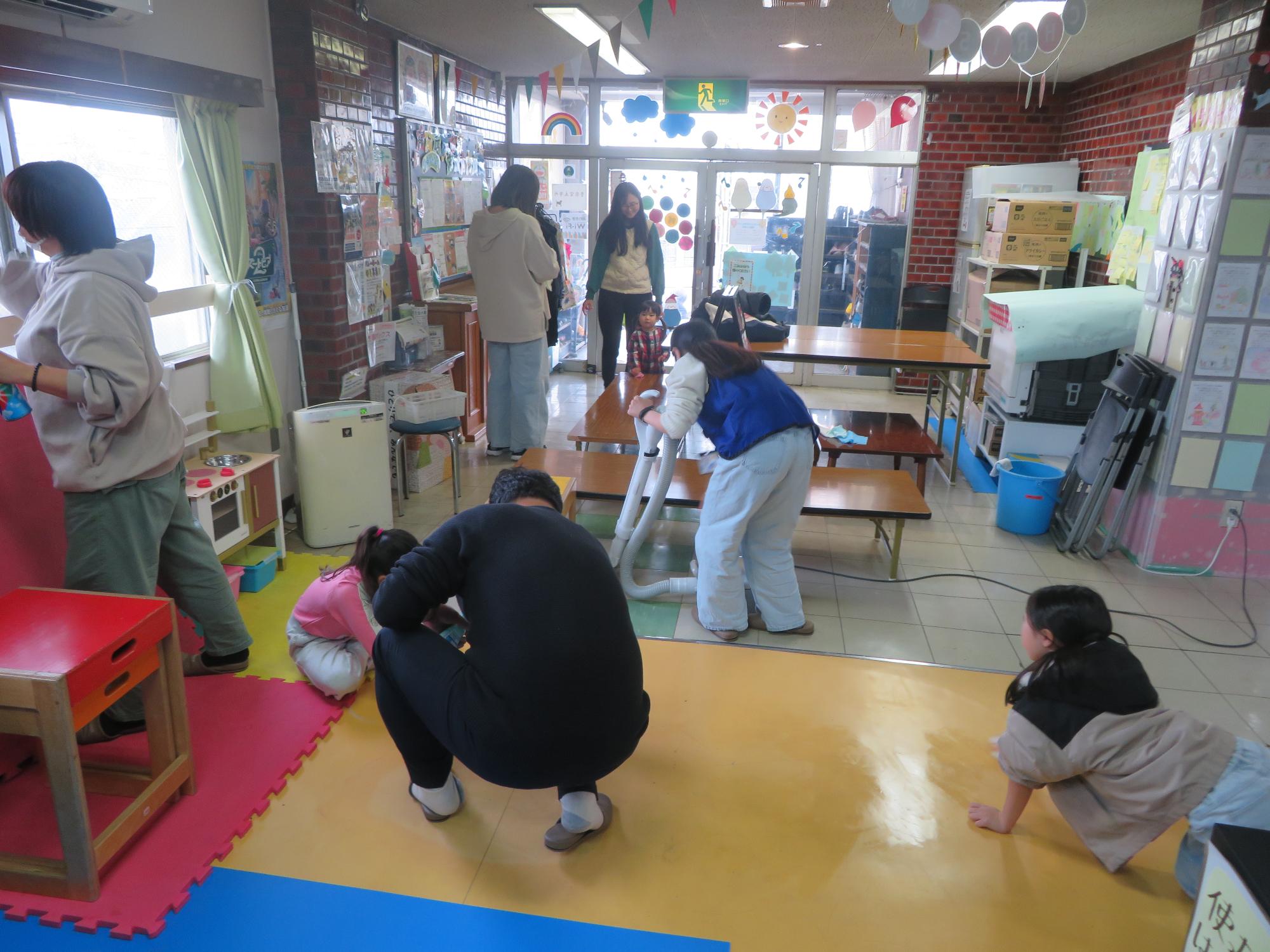 ロビーの清掃中写真