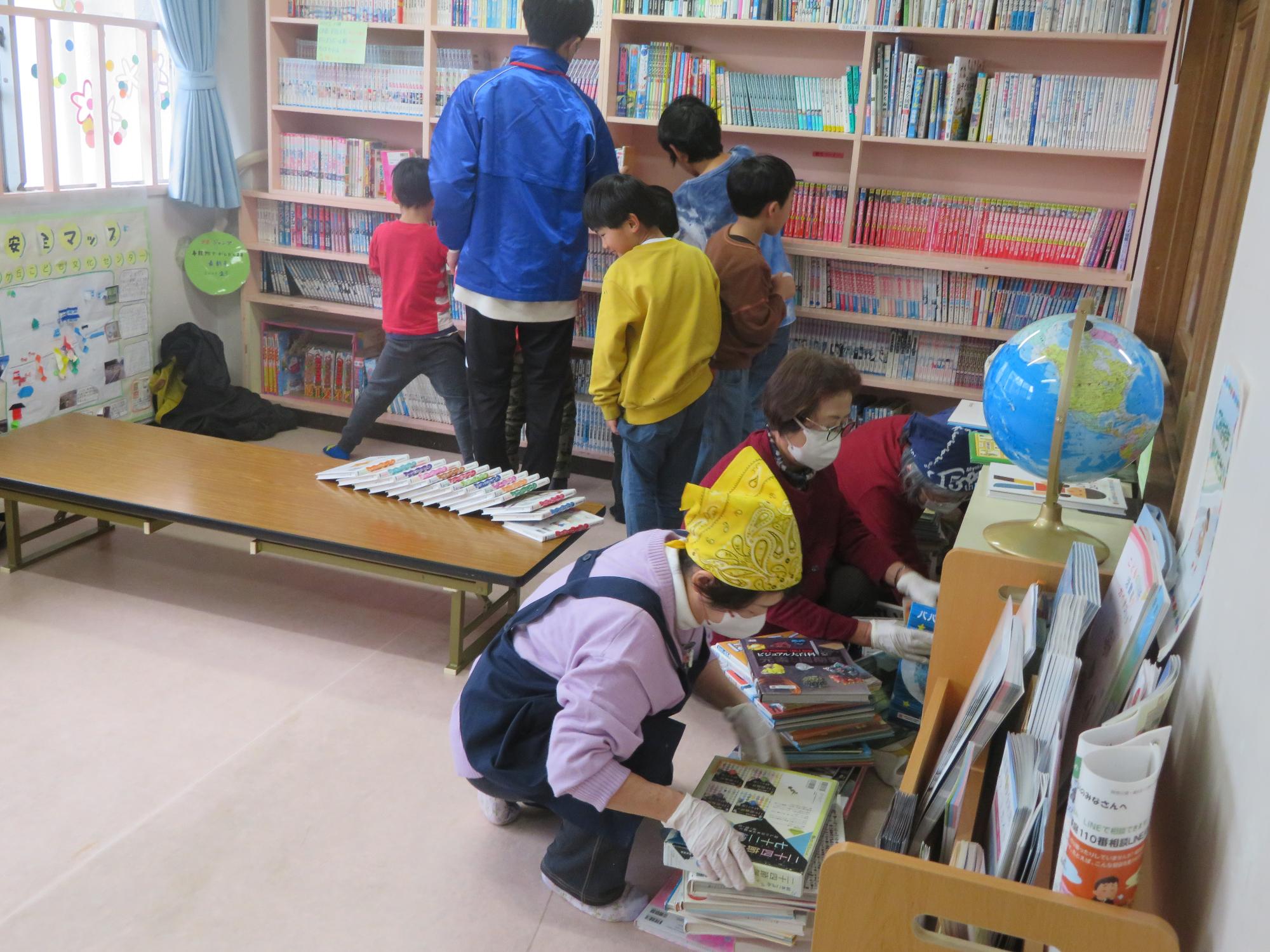 図書室清掃中の写真