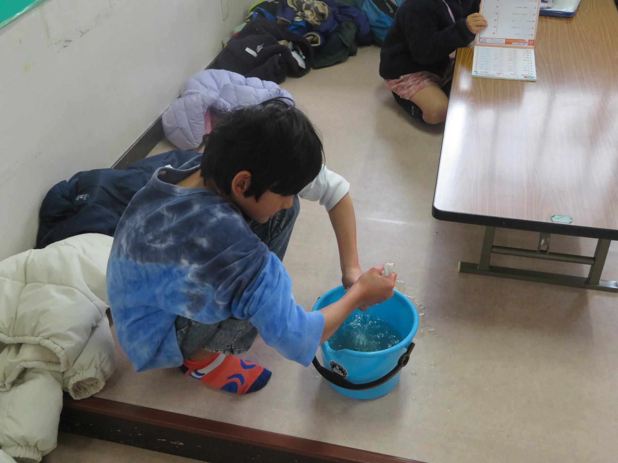 雑巾を洗う児童の写真