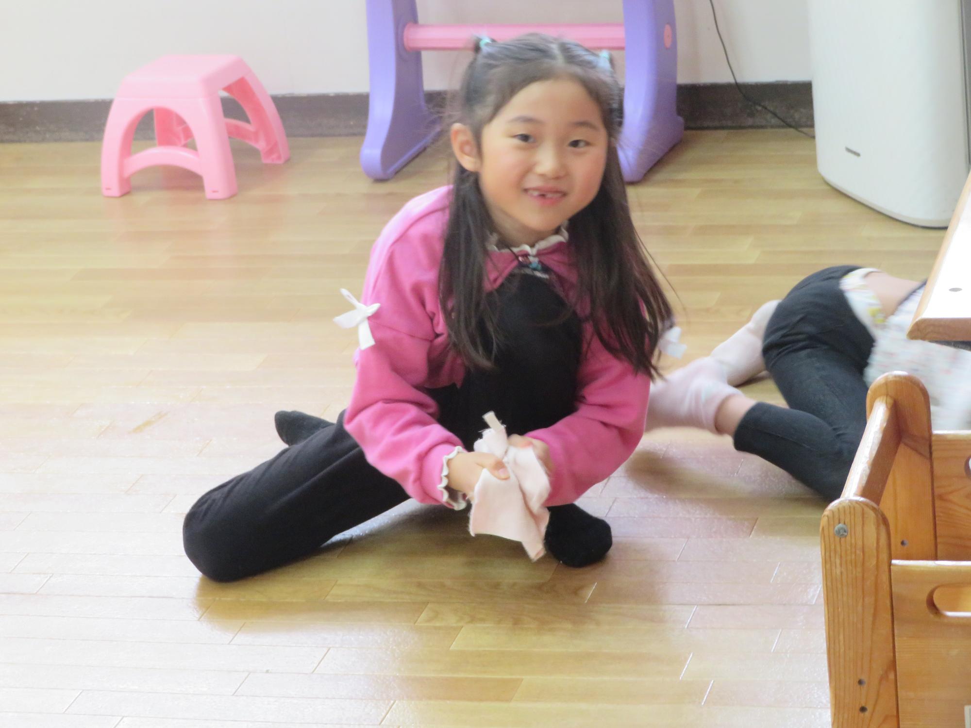 カメラに気付いて微笑む児童の写真