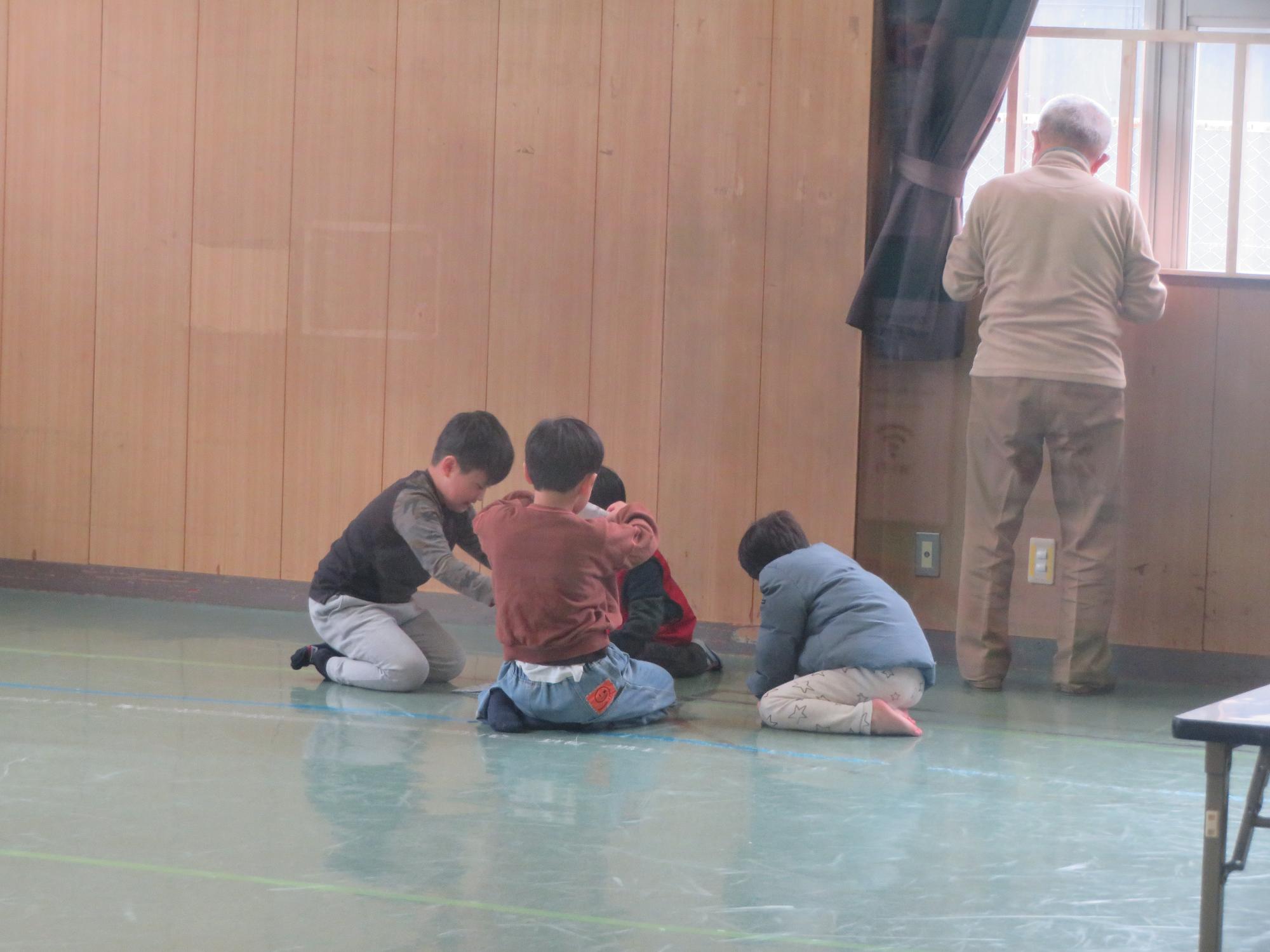 集会室の掃除をする児童たちの写真