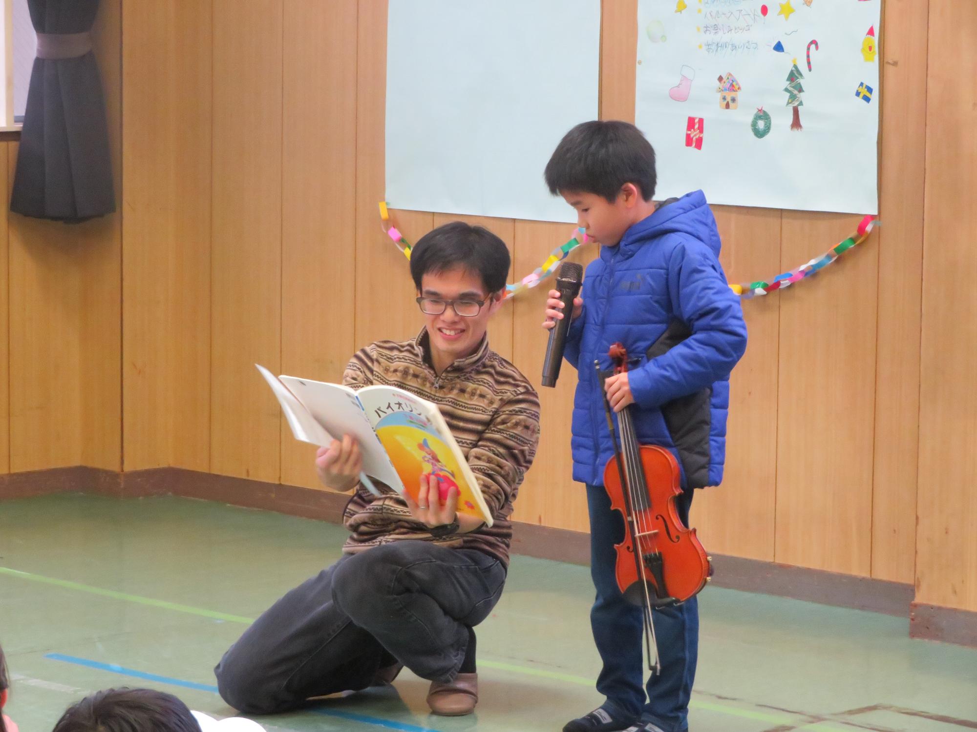 バイオリン演奏披露後の曲紹介中の写真