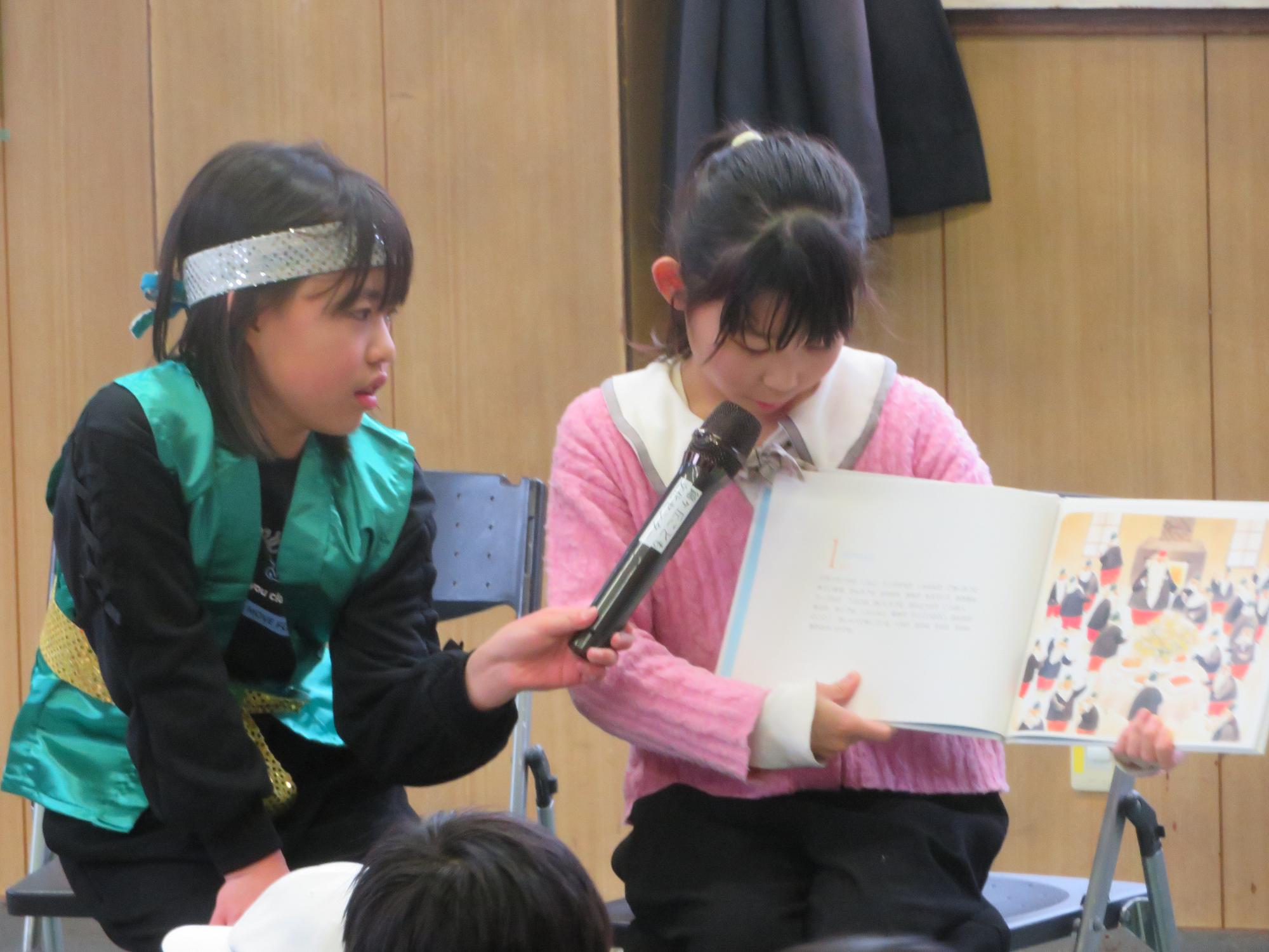 絵本の読み聞かせ中の写真