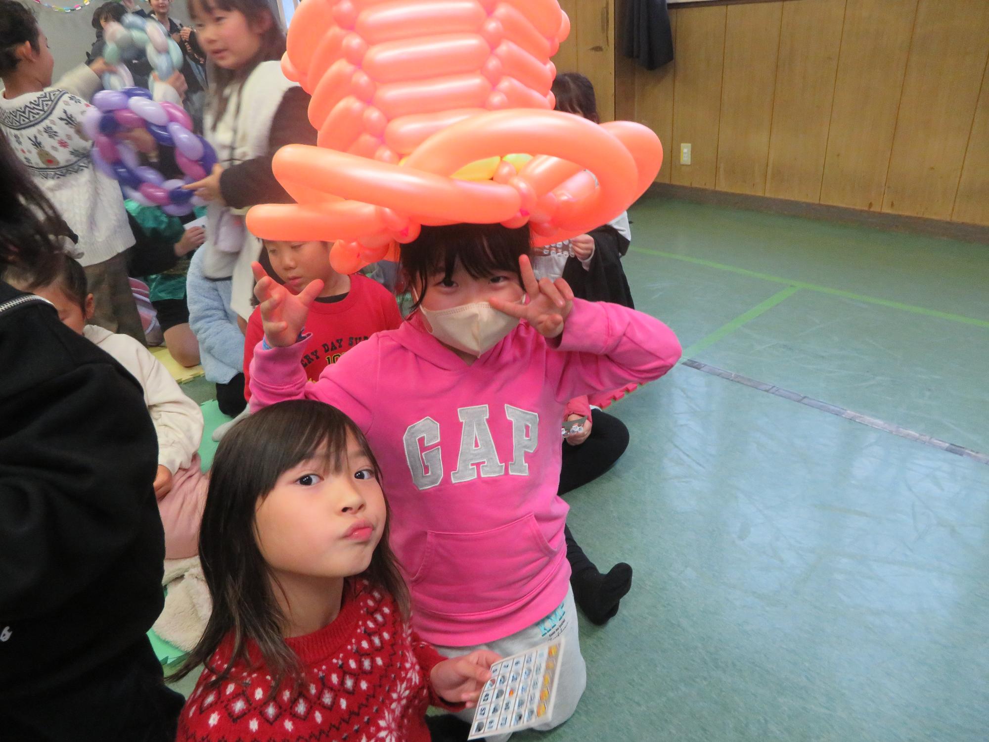 ビンゴで1等の景品をもらったこどもの写真