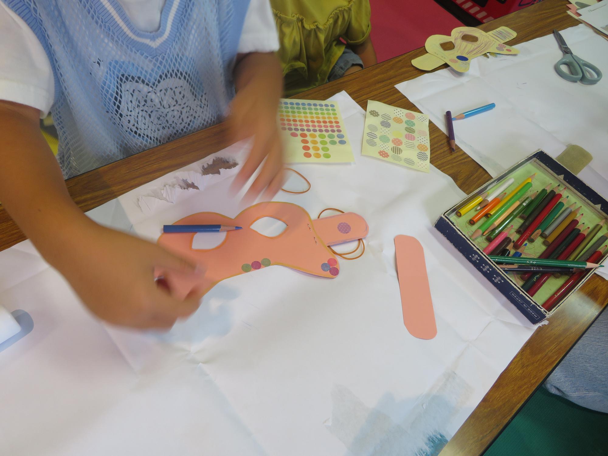 作業中のこどもの写真