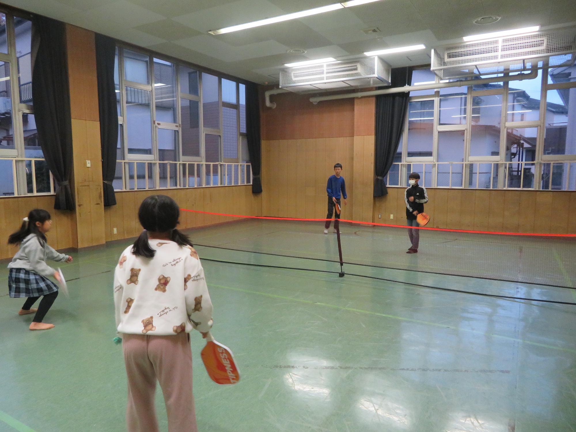 ピックるボールの試合をしている写真